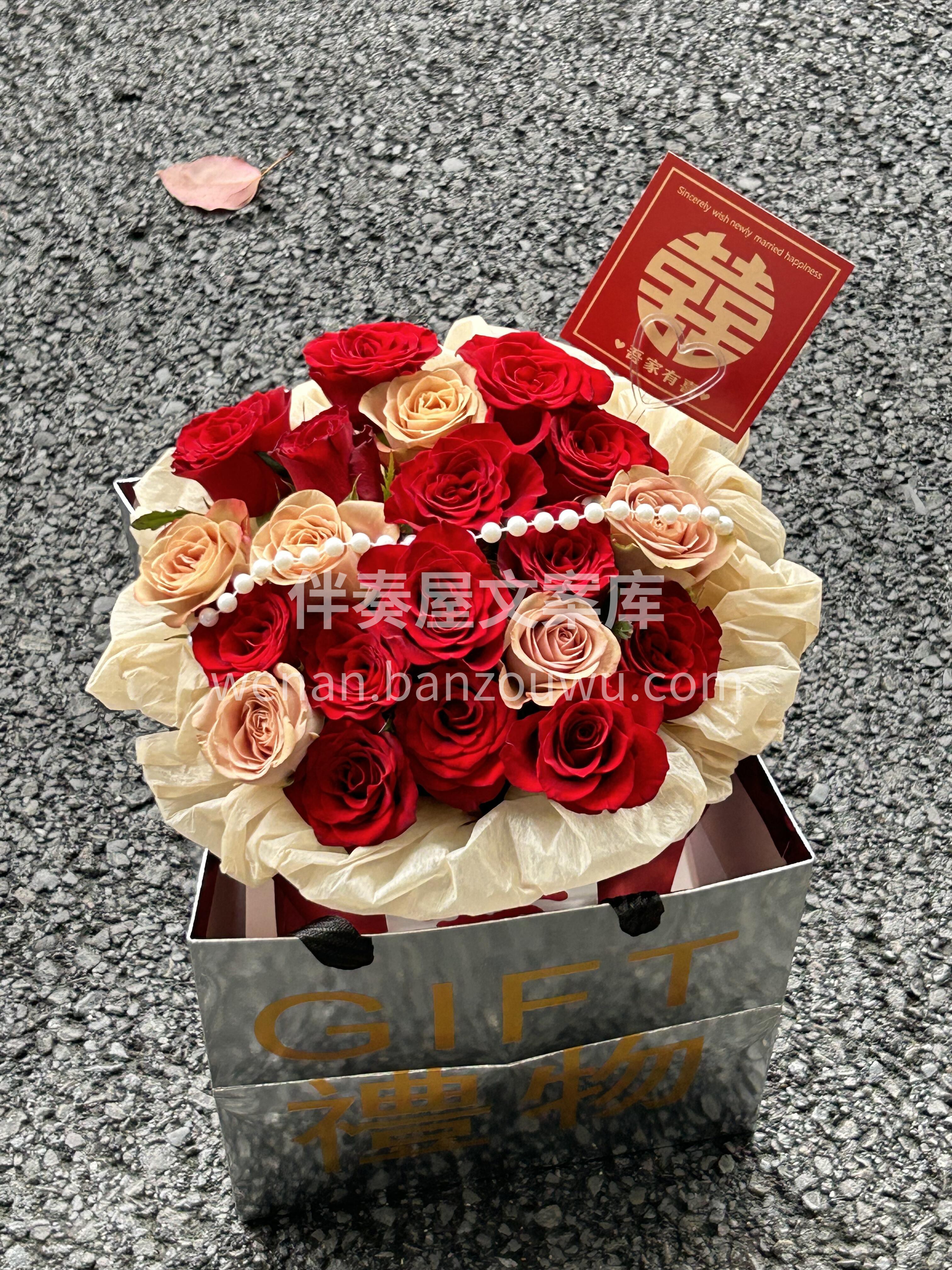 喜庆好看的订婚花束🌹 有趣的灵魂自会互相 配图1