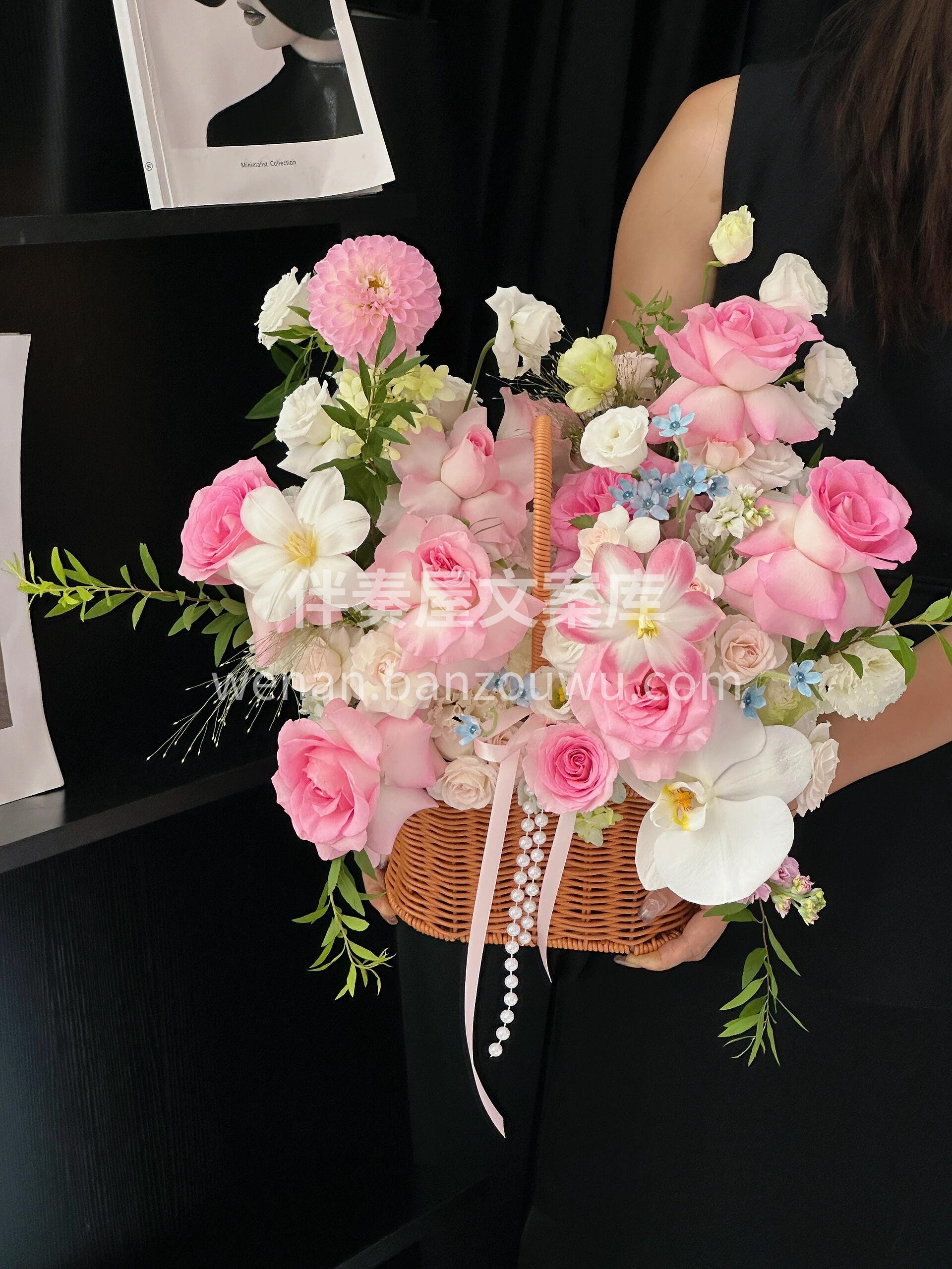手提花篮是移动的小花园🌷 花茎从篮缝里钻出来🌱 像拎着一团会 配图1