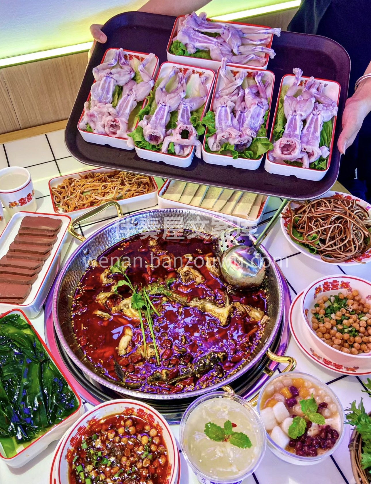肥美的田鸡在锅中煮出诱人鲜味，麻辣鲜香刺 配图1
