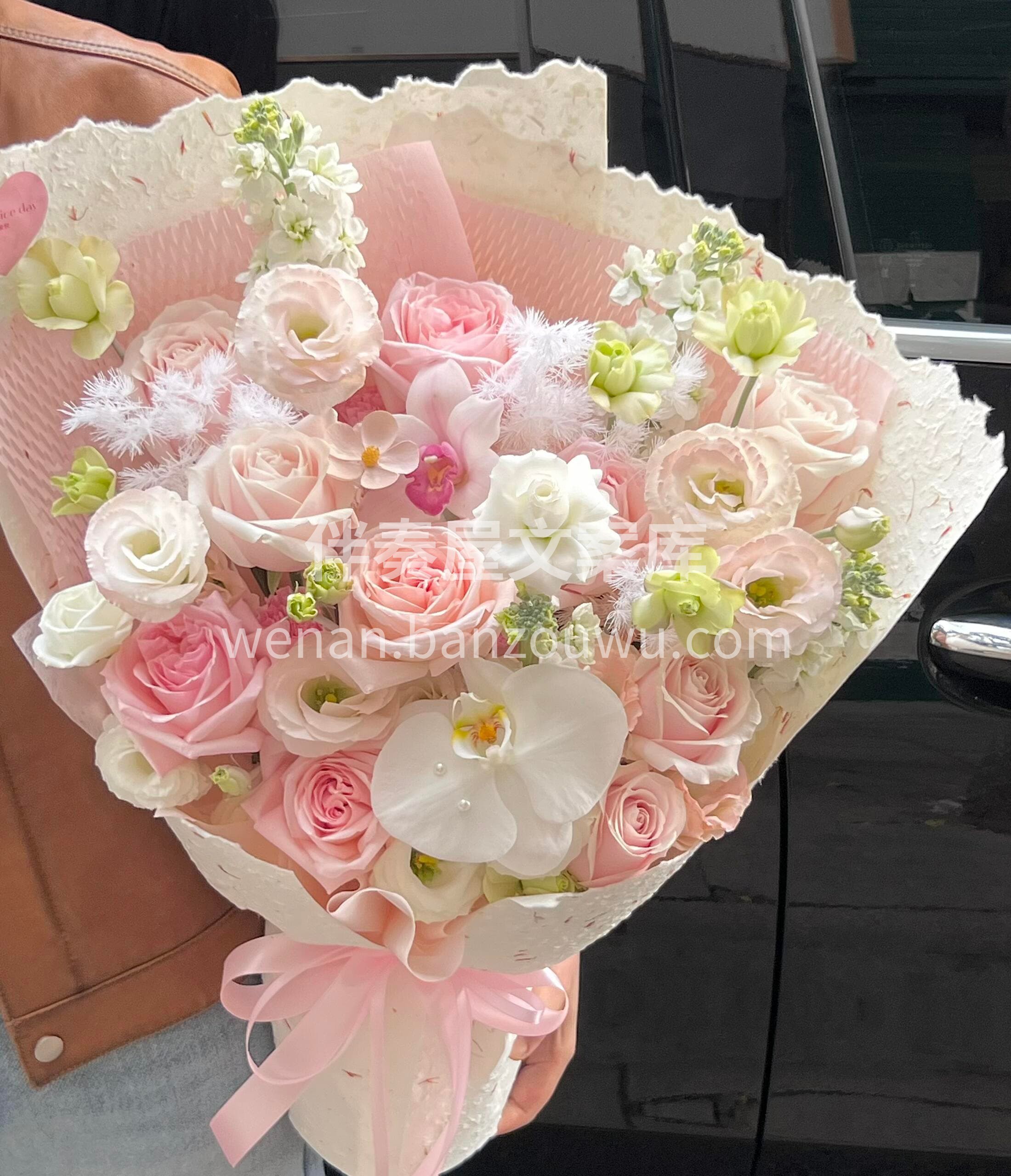 温柔到骨子里的粉白花束🌸 简约包装凸显高级感🫧 每一片花瓣都 配图1