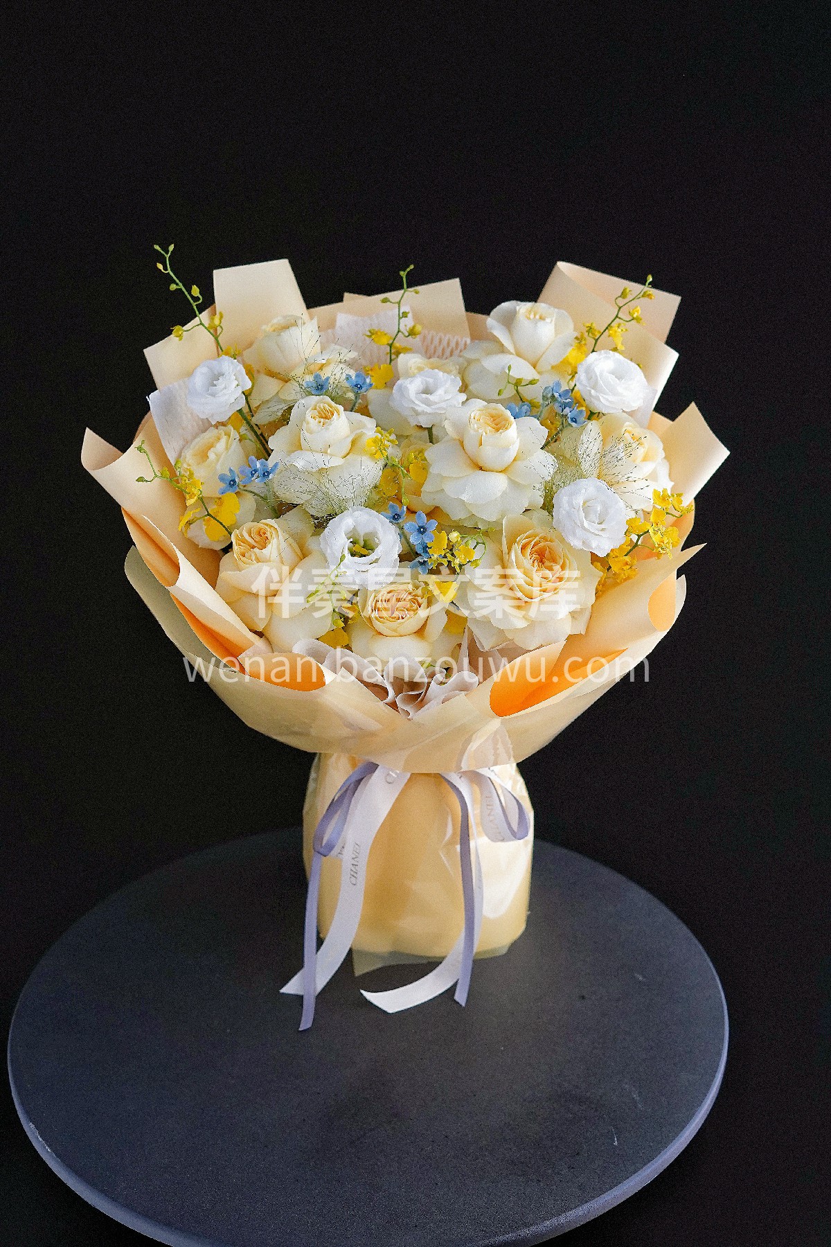 奶油杯混搭花束 捧一杯奶霜般的玫瑰 🌼 将甜糯的浪漫💐藏进花 配图3
