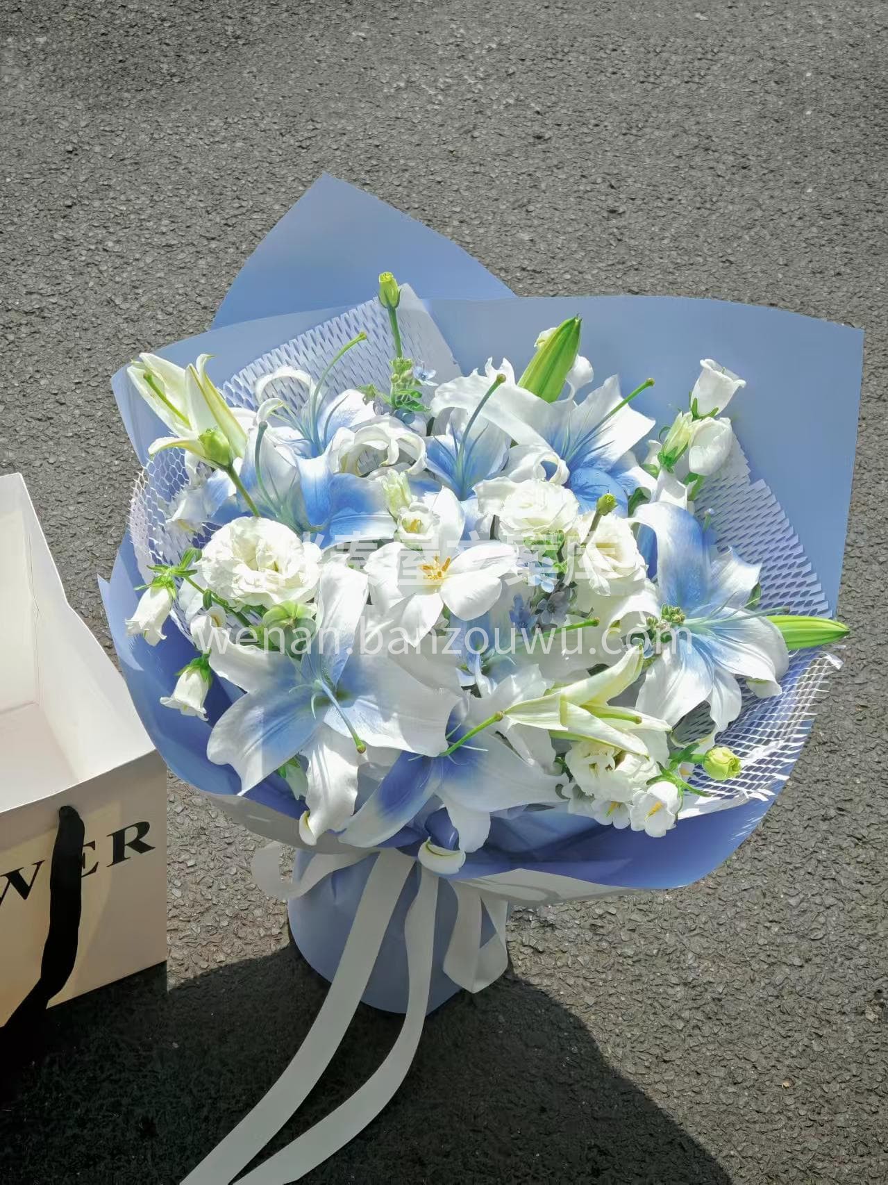 干净和清清爽爽的碎冰蓝花束💐 百合的花瓣白白净净🍥碎冰蓝的颜 配图1