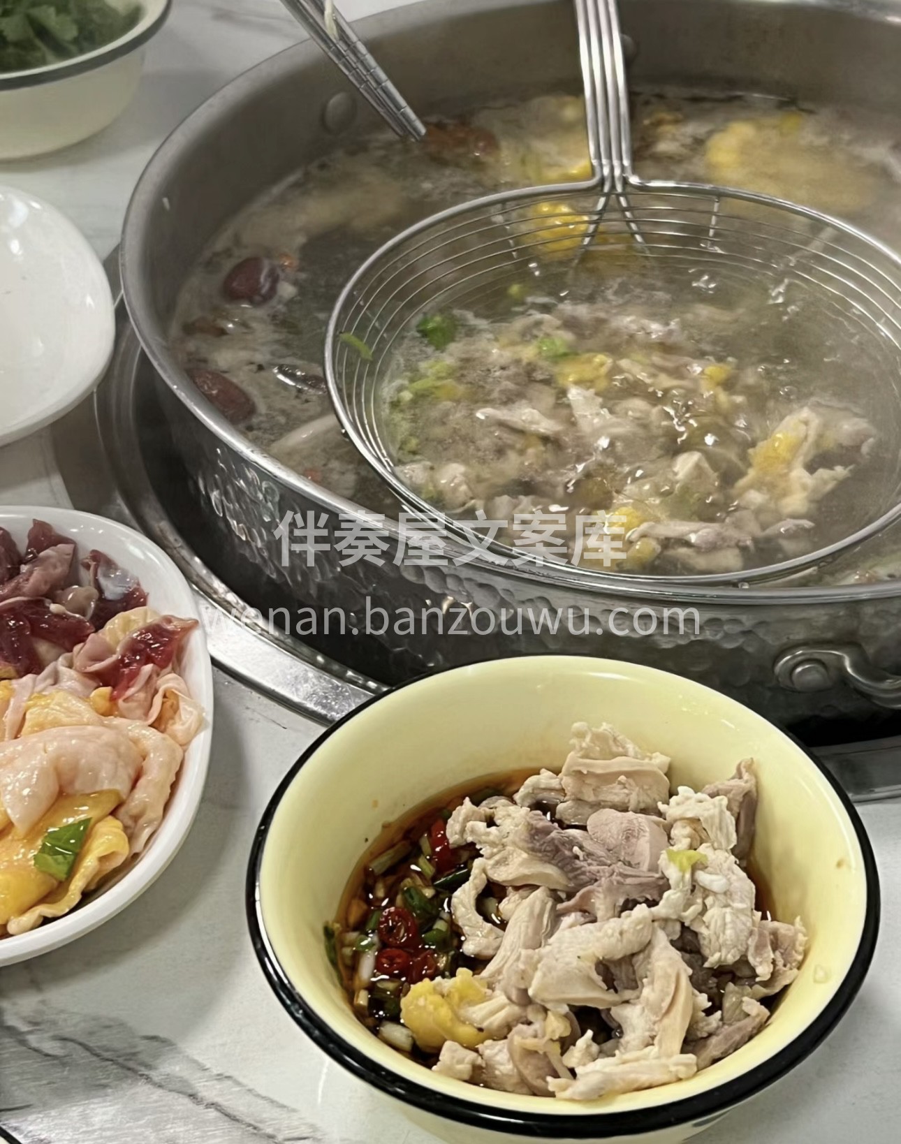 鲜香四溢的土鸡火锅，土鸡肉质紧实，在浓郁 配图3