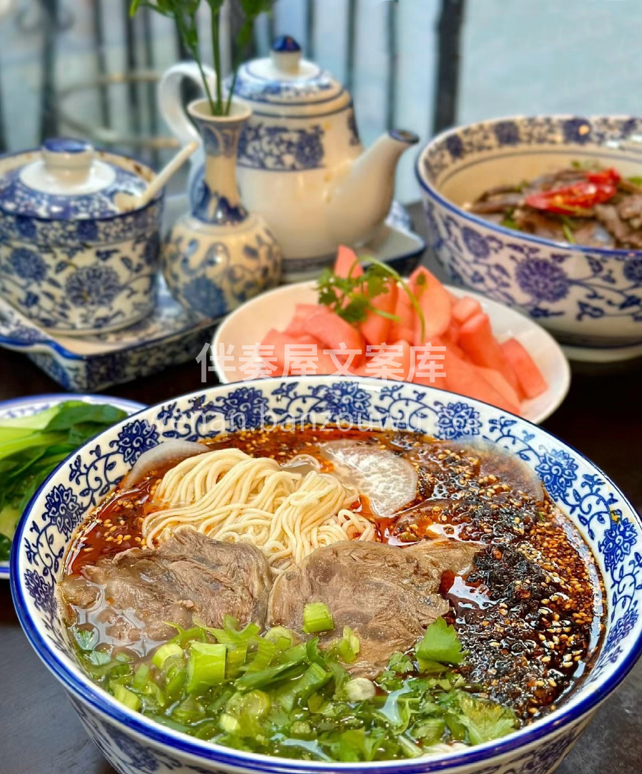 师傅现场手工拉的面，粗细从毛细到大宽都有 配图2