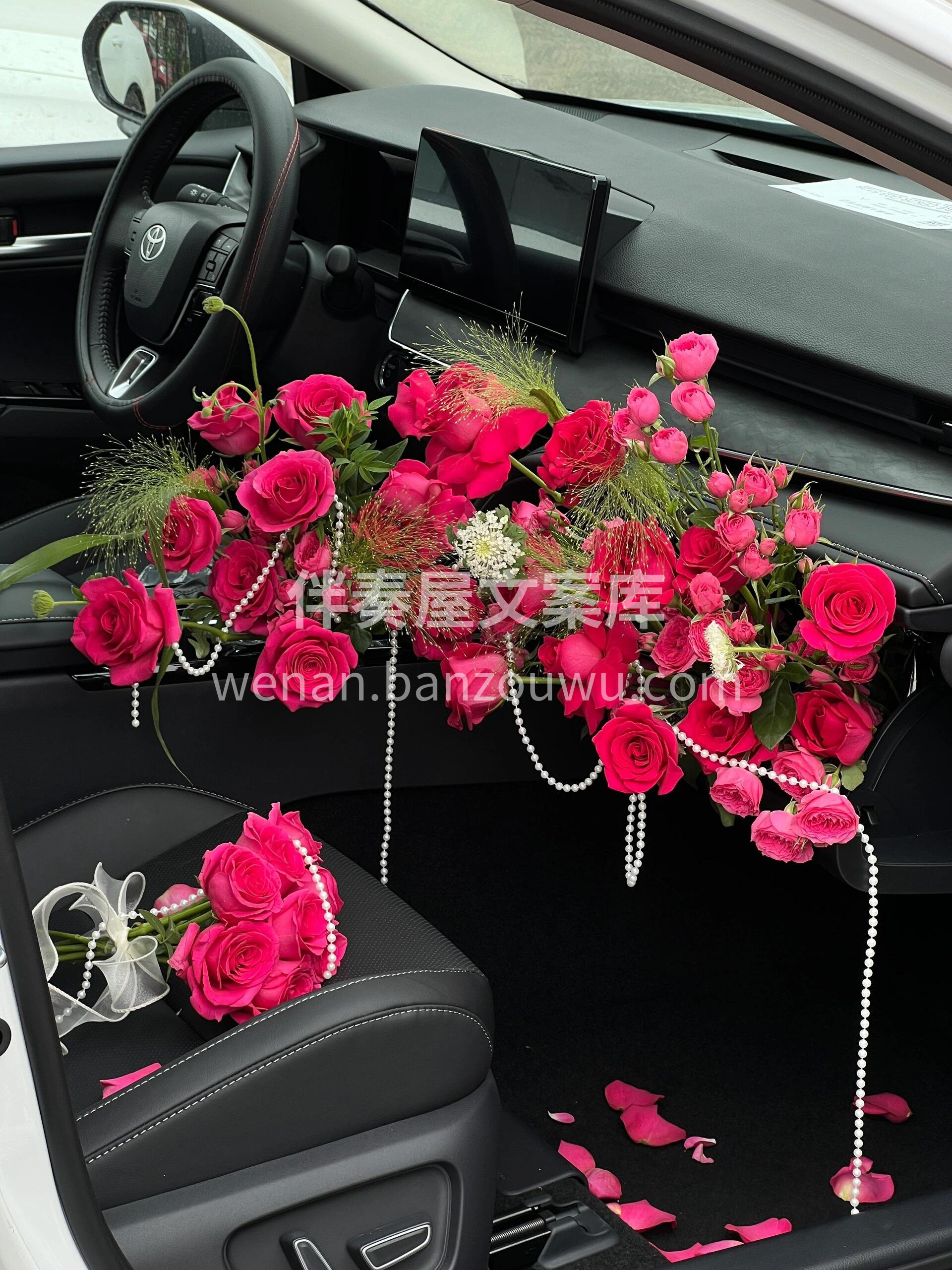 他开着车🚗 👸她哼着歌 一切都浪漫到极致 #副驾驶惊喜布置🌸 配图3