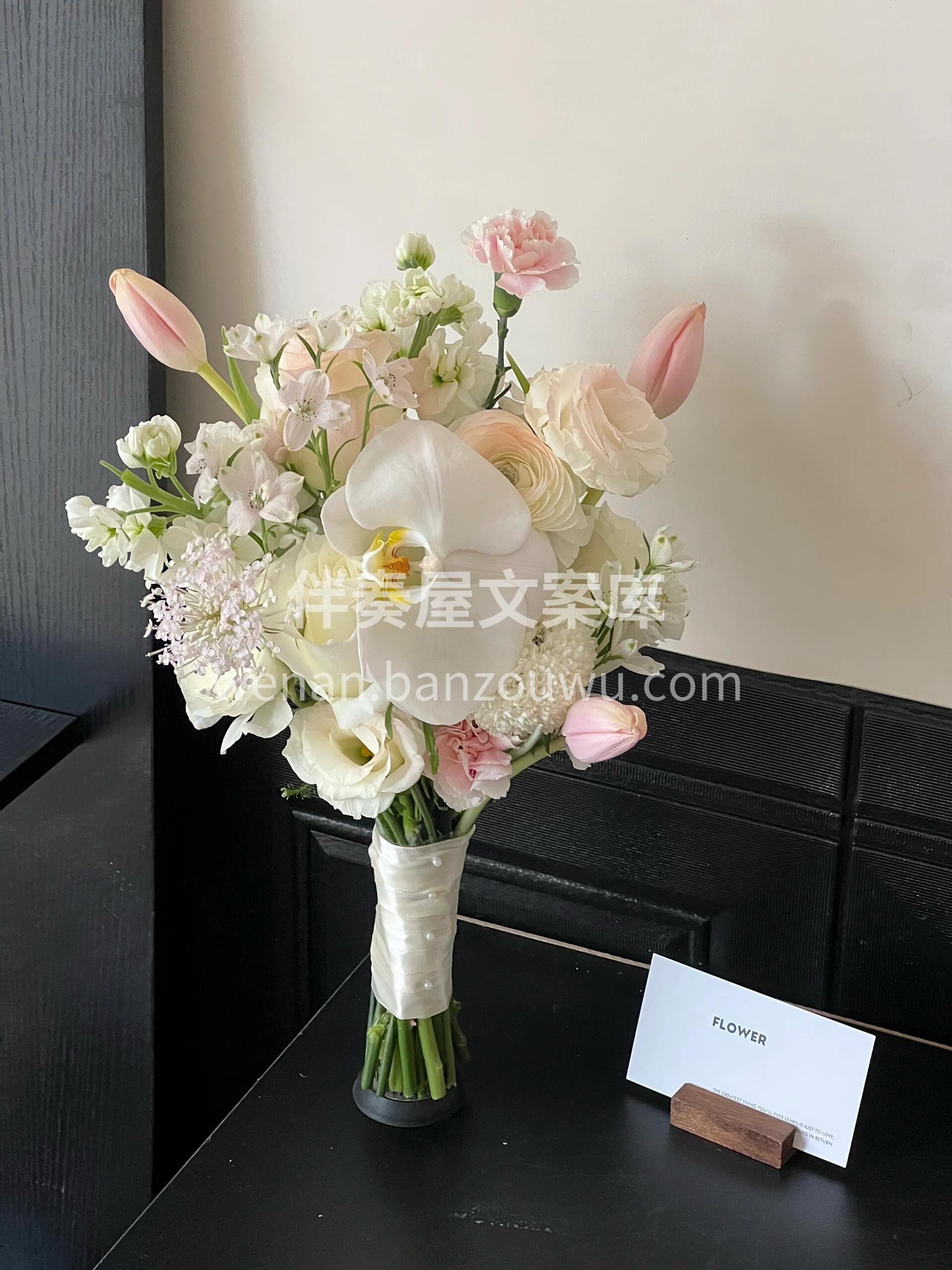 蝴蝶兰手捧花💐 她的笑容😉 如同盛夏的繁花☀ 温暖如初升的太 配图2