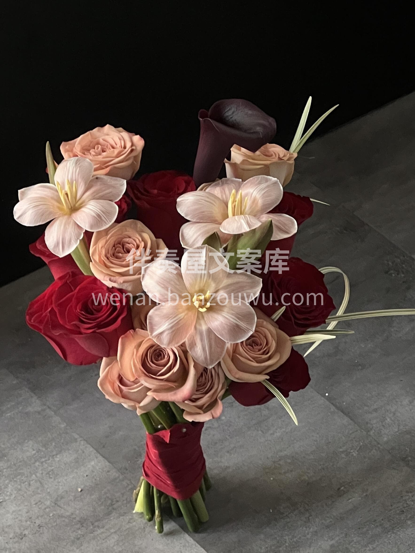 当复古红遇上誓言❤️每一帧都像老电影🎬 故事从一束手捧开始🌸 配图2