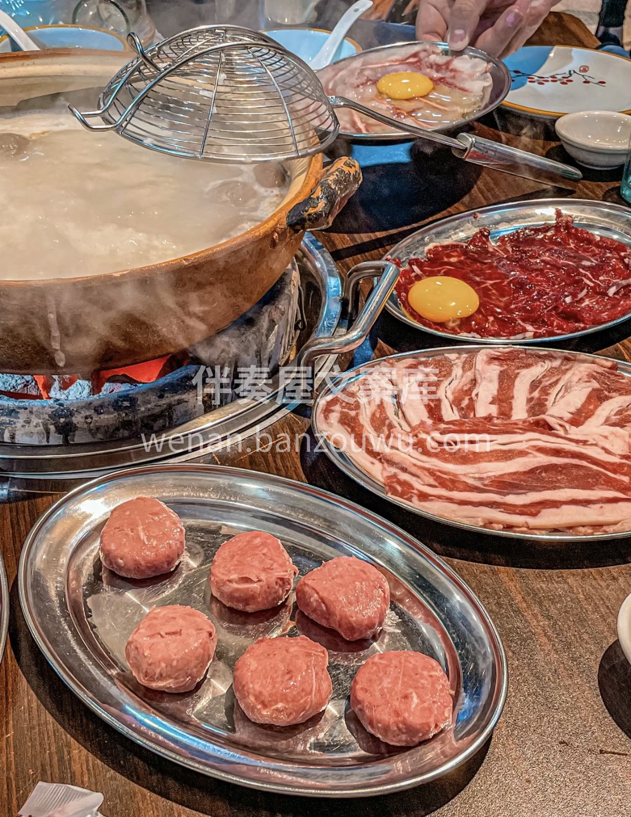 快来品尝独特的粥底火锅。绵滑粥底，熬煮出 配图2