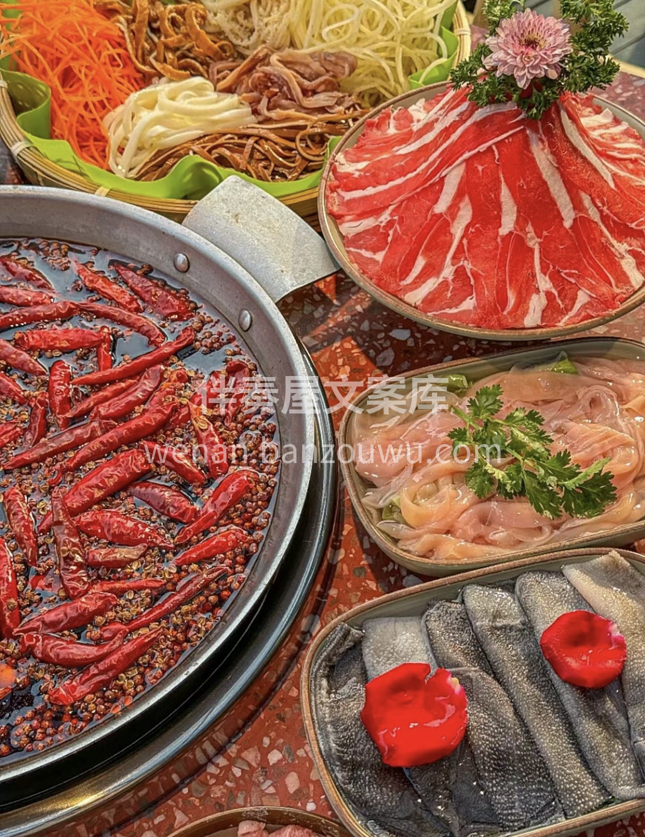 畅享麻辣火锅！红汤滚滚，辣椒花椒舞动。鲜 配图2