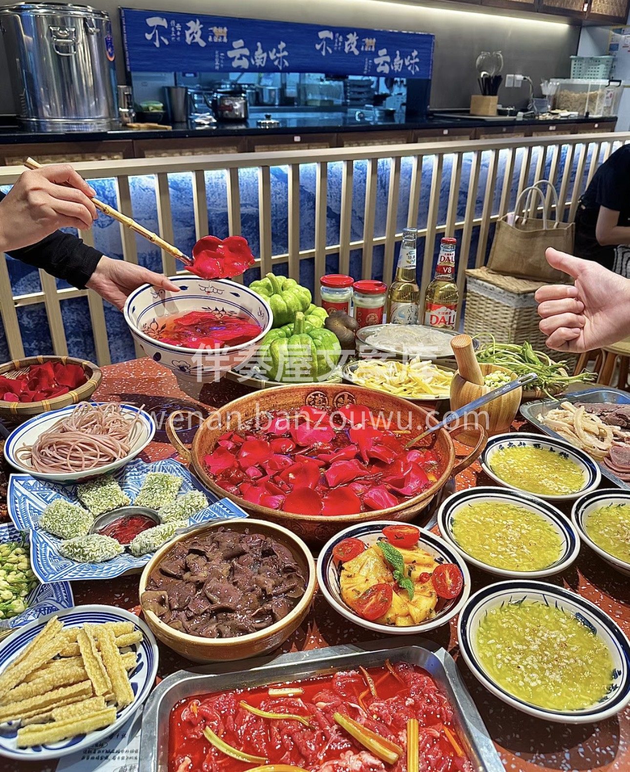 浪漫的玫瑰融入锅中，香气四溢。鲜嫩的食材 配图2