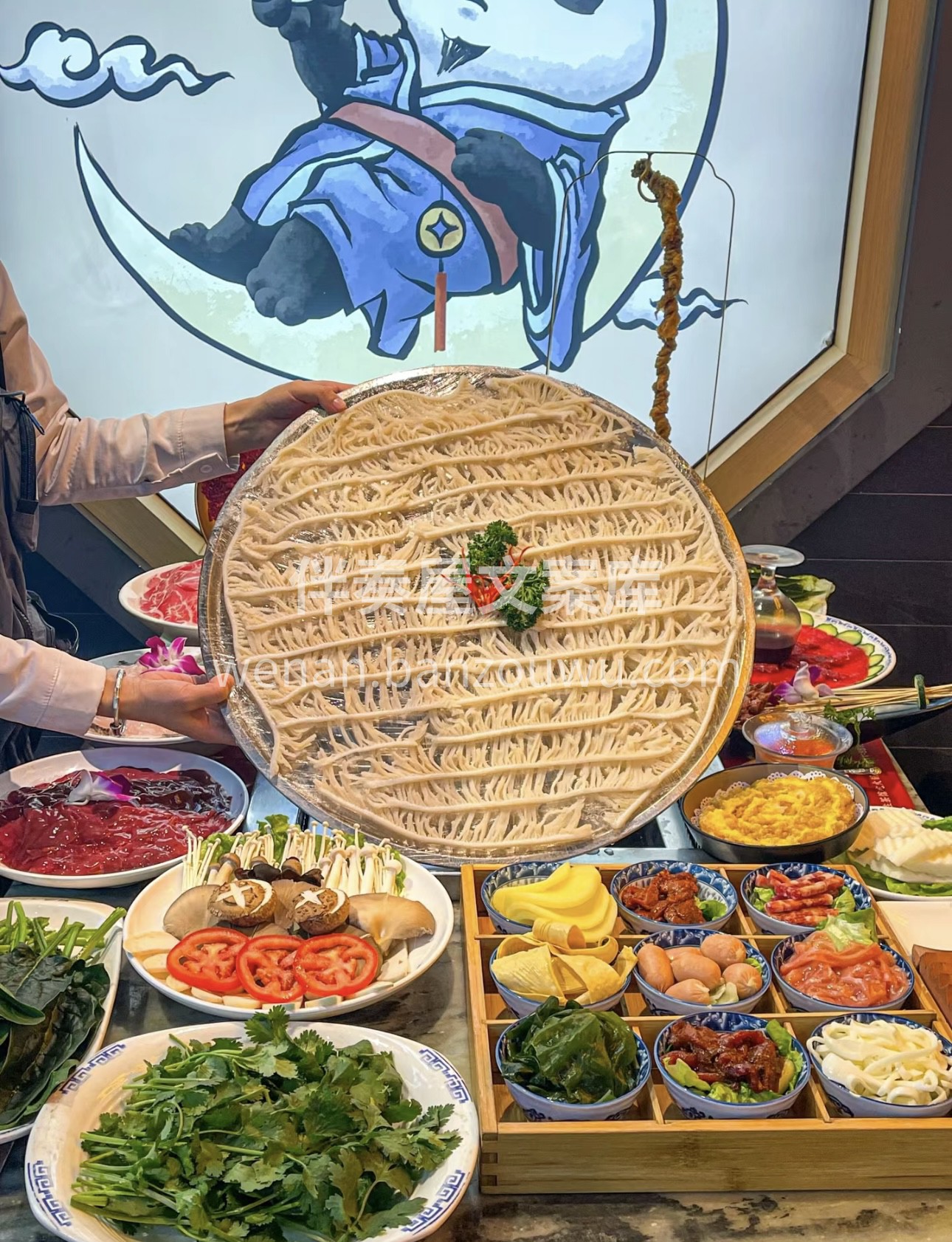 食材在锅中翻滚，热气腾腾，香气弥漫。围坐 配图3