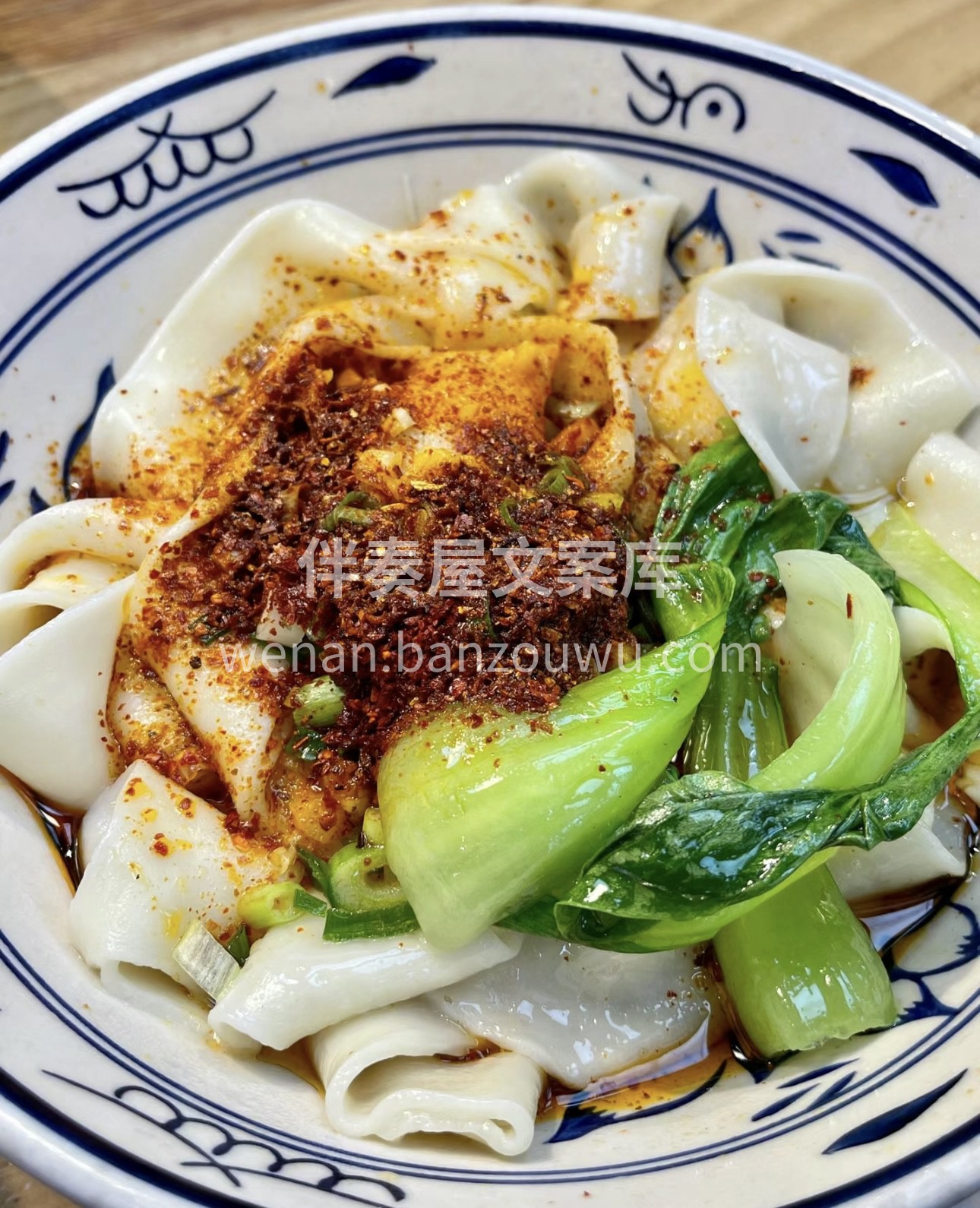 油泼面，手工面条劲道爽滑，滚烫热油激发辣 配图1