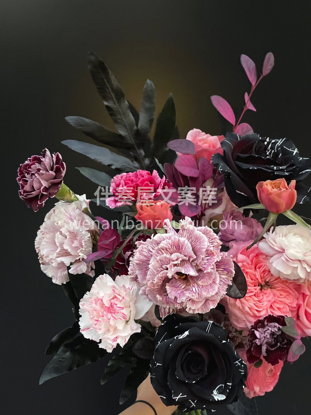 暗色系新娘手捧花 当下喜欢暗色系的新人还 配图3
