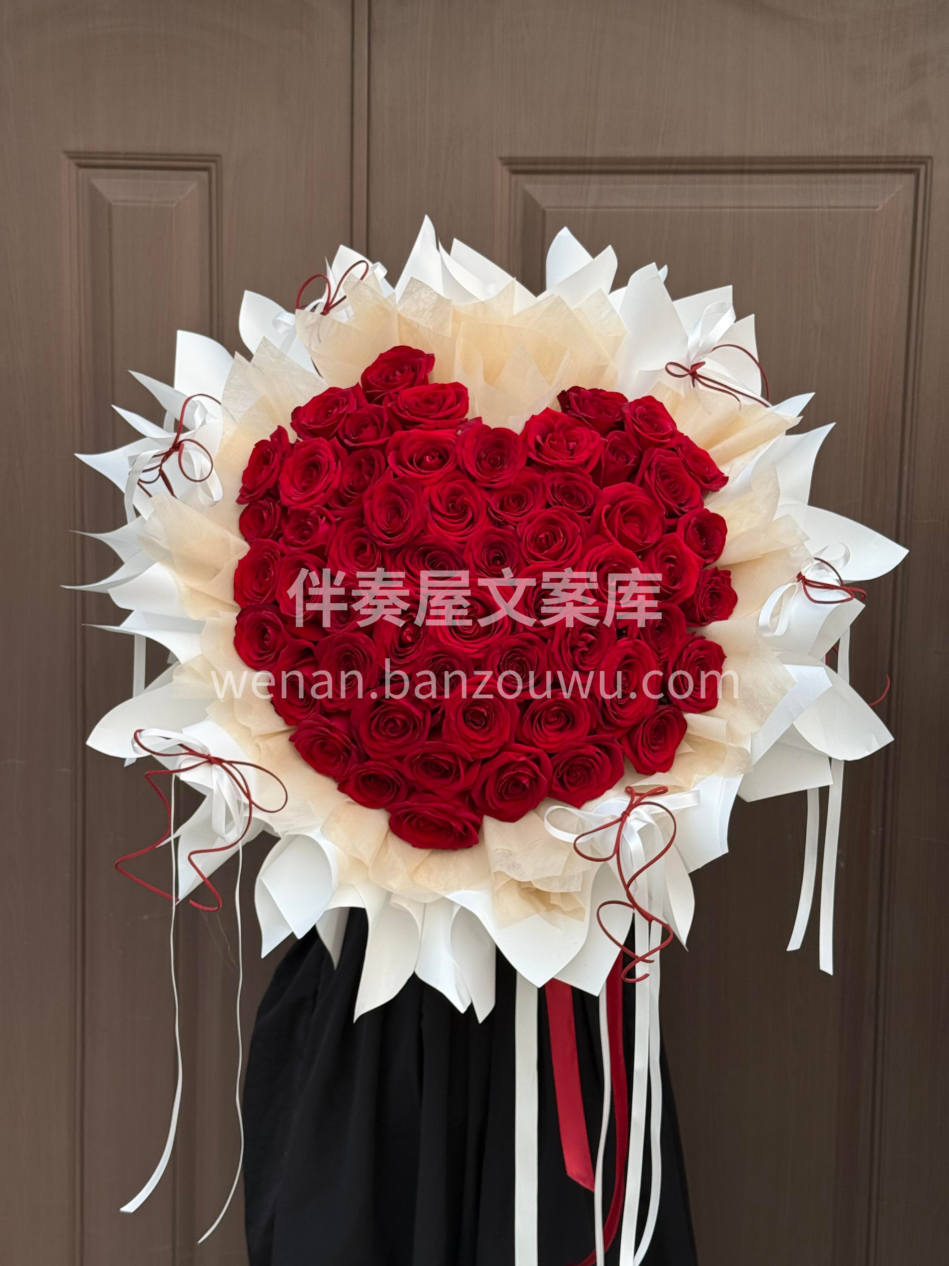 52支红玫瑰的爱心花束❤️ 是把爱意具象化的浪漫 🌸红得热烈 配图3