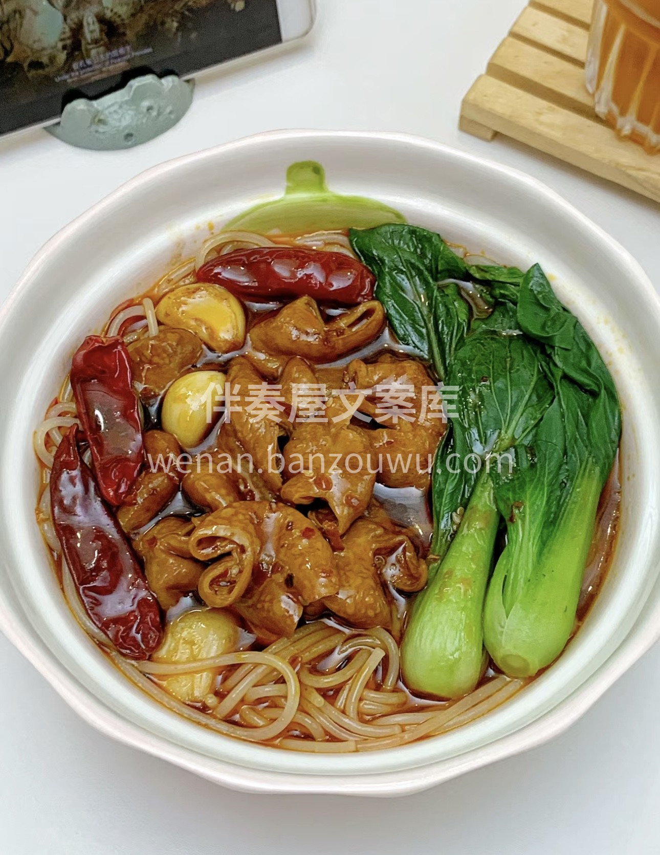 一碗肥肠米线，肥肠软糯，米线爽滑，浓郁的 配图1