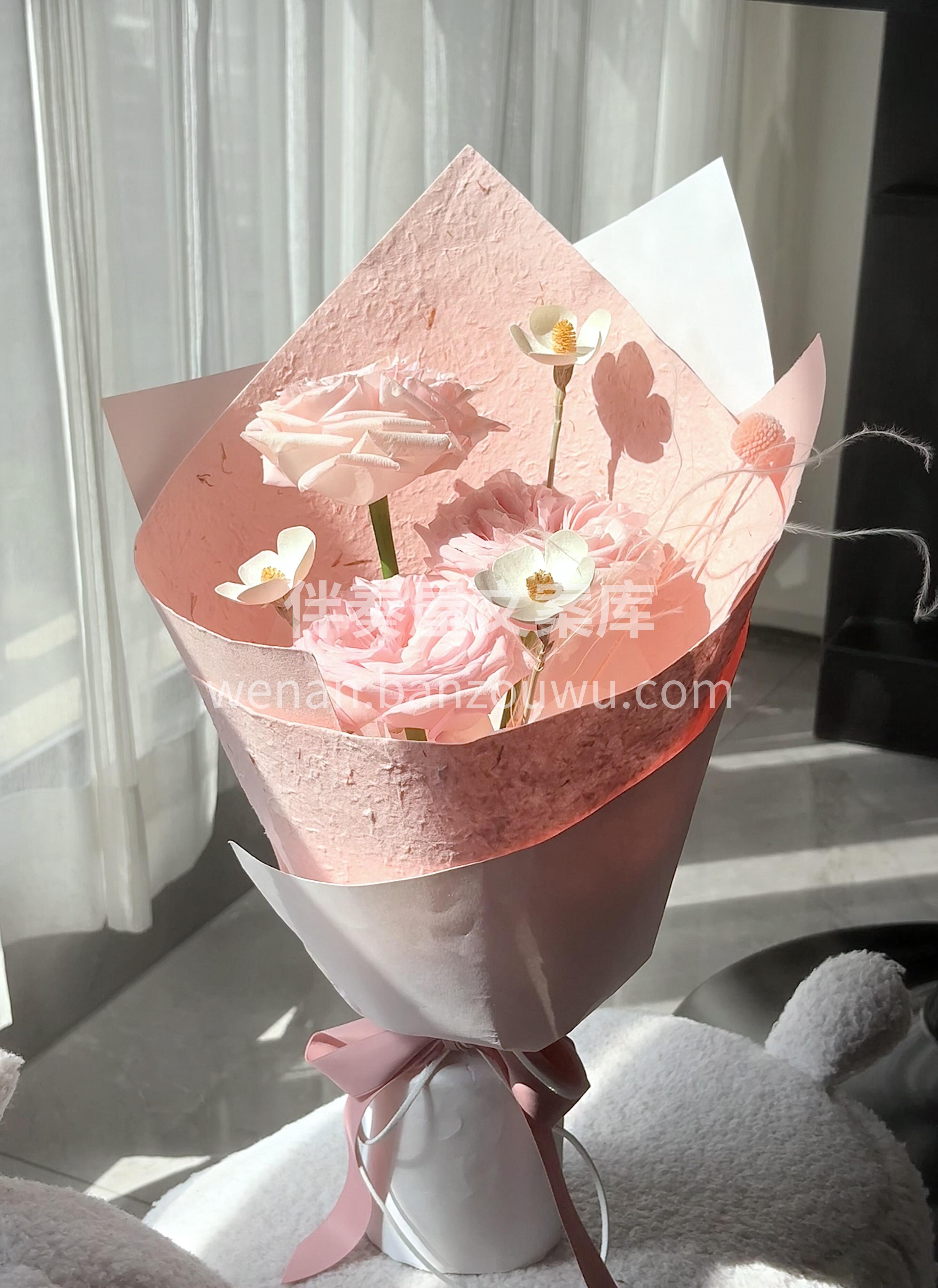 粉色迷你见面花束💐 阳光穿过花瓣纸的瞬间 折射映出琉璃般的光 配图2