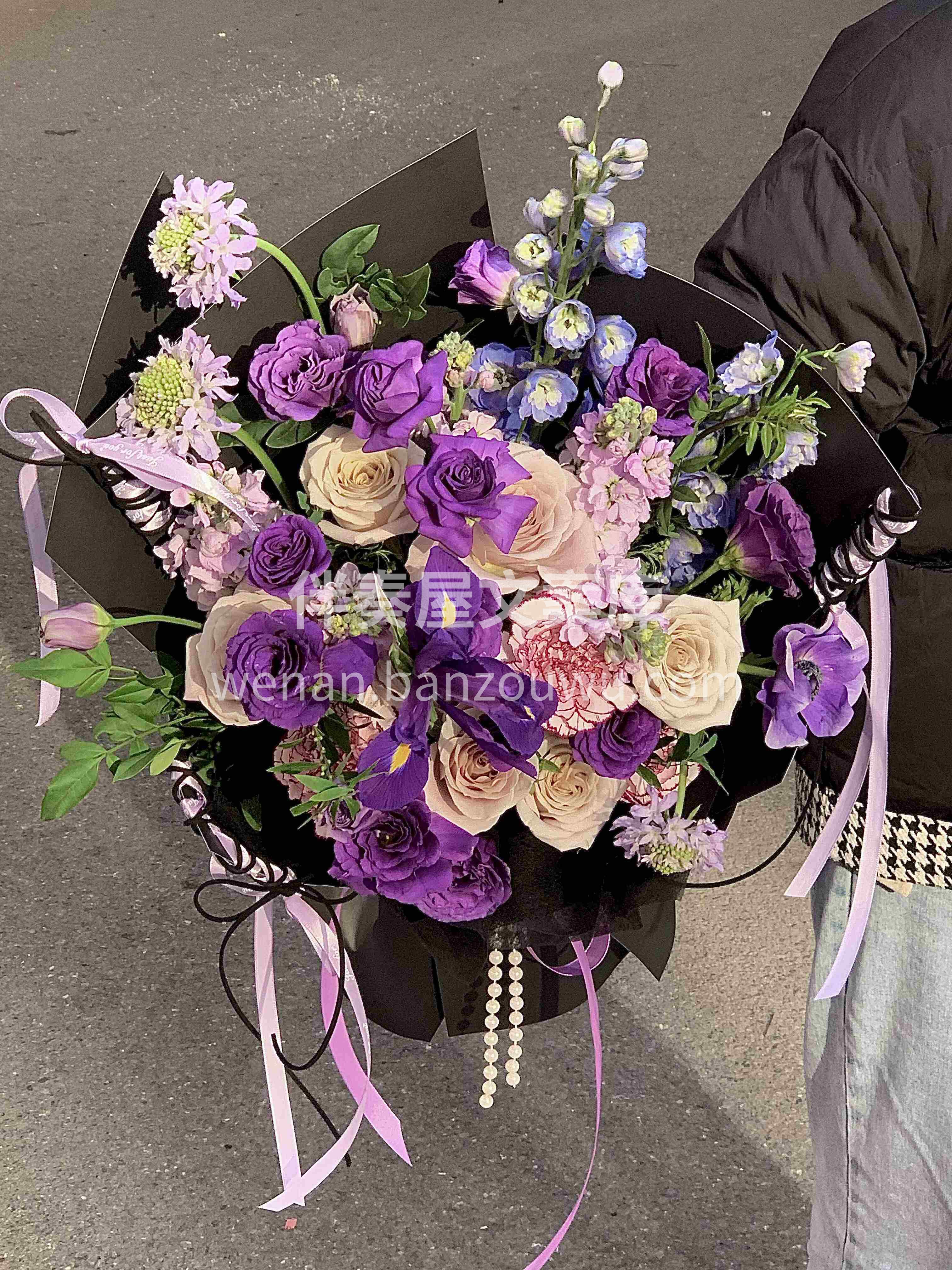🖤💜当黑与紫在花束中相遇 仿佛开启了一场神秘的魔法之旅✨ # 配图2
