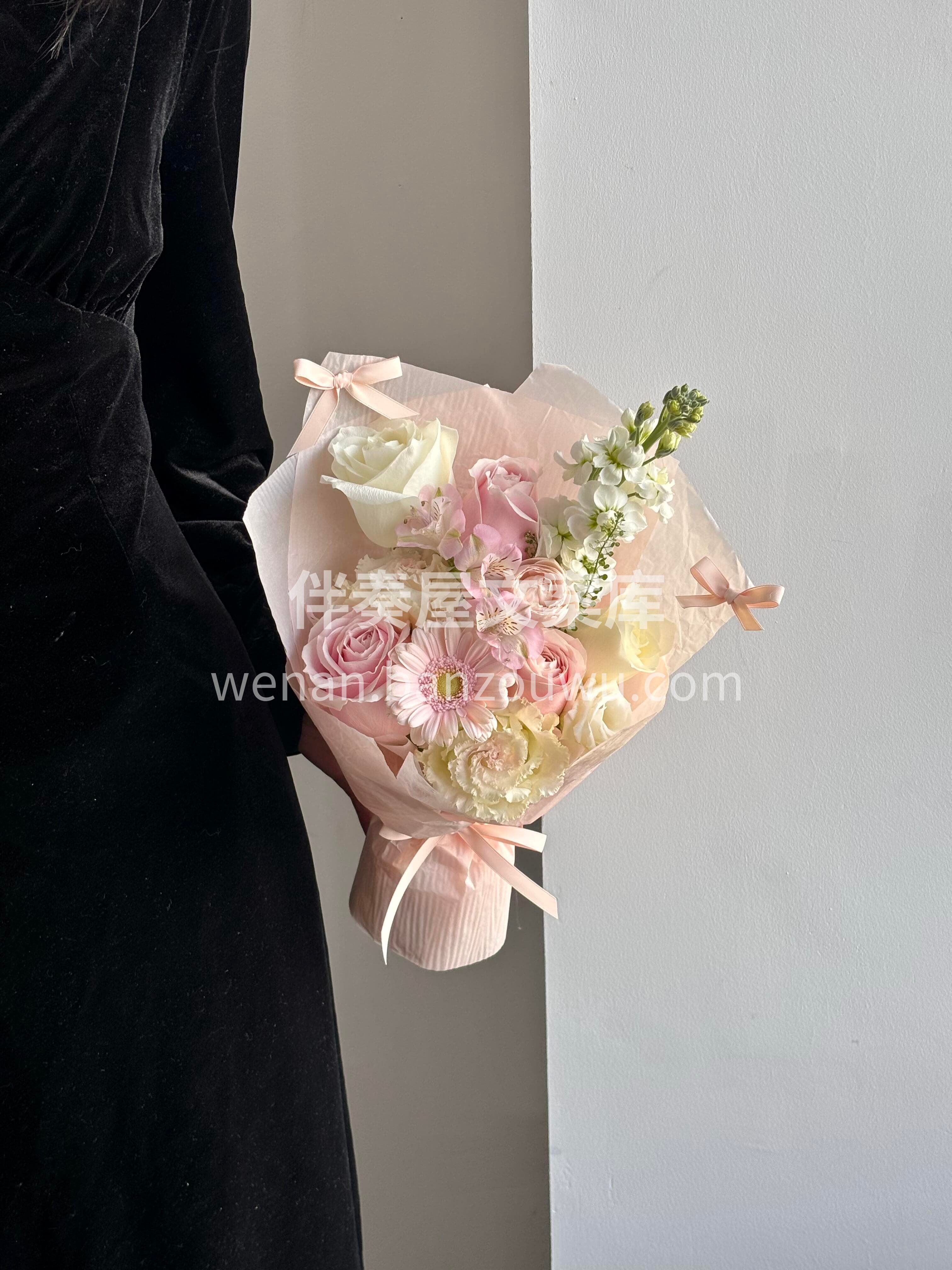 三八女神节粉色小花束🌷 粉嫩嫩的花🌸谁能不爱呢🍃 配图1