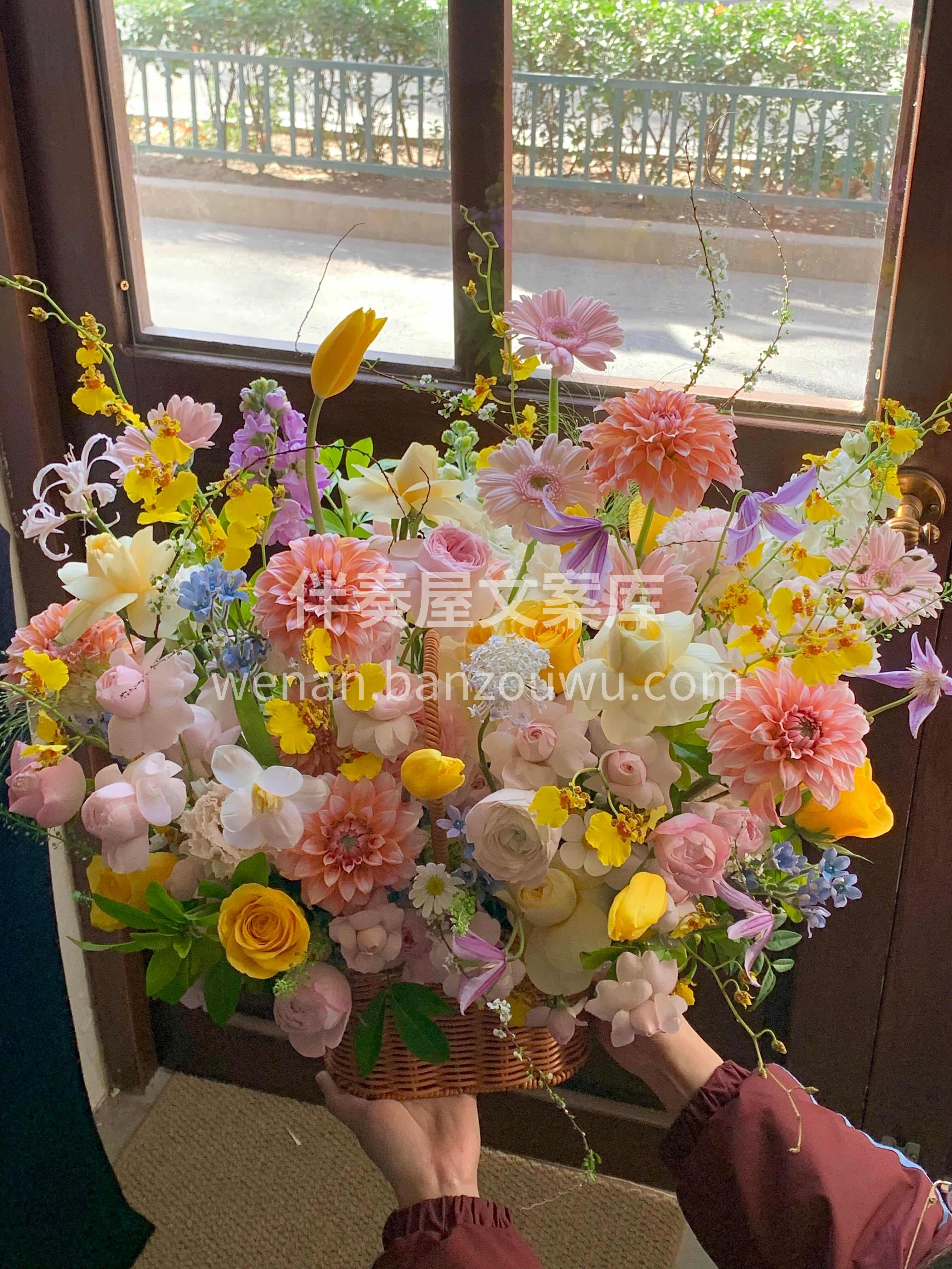 手提繁花赴爱之约🌷 🌼满篮缤纷皆是心动 把爱意藏进花香里🌸🌸 配图1