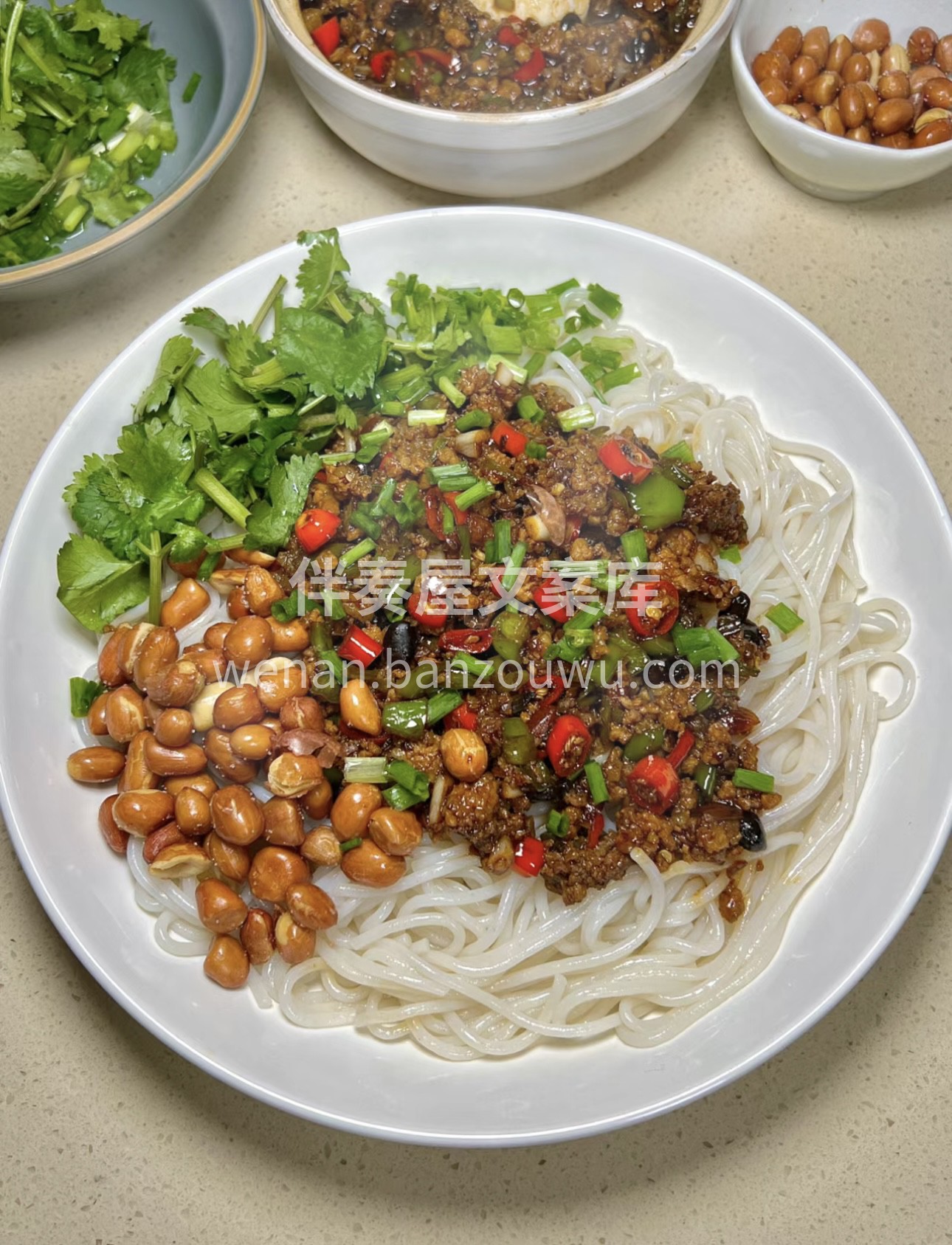 来一碗拌粉，感受那细腻的粉条与丰富滋味的 配图1