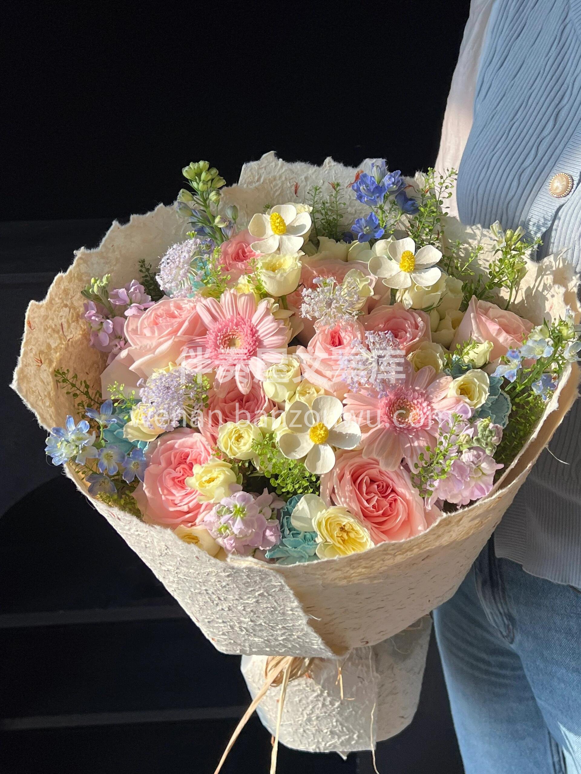 圆形自然风混搭花束🌷 🌼丰富的花材🌿像花园里四季轮转的鲜活🌻 配图2