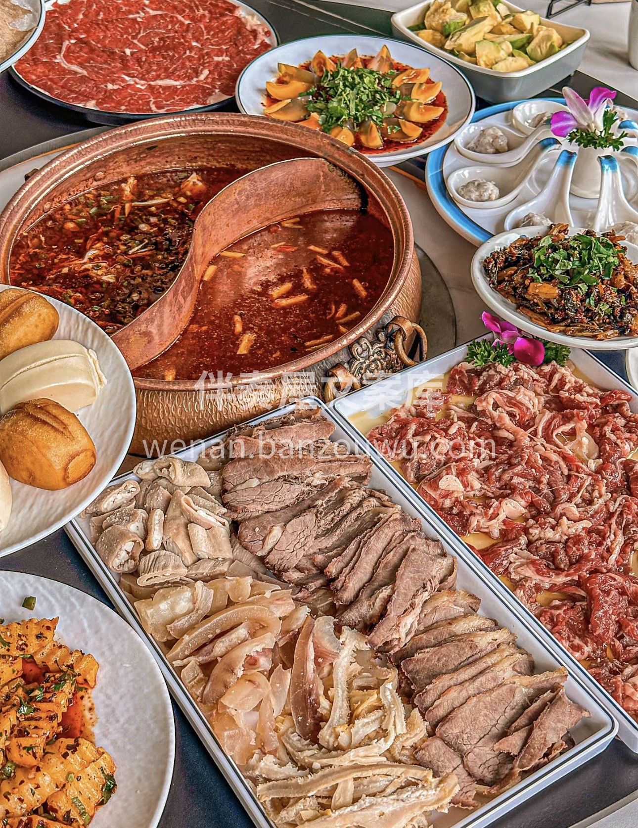一家人围坐在清真铜锅牛肉旁，温馨的氛围弥 配图2