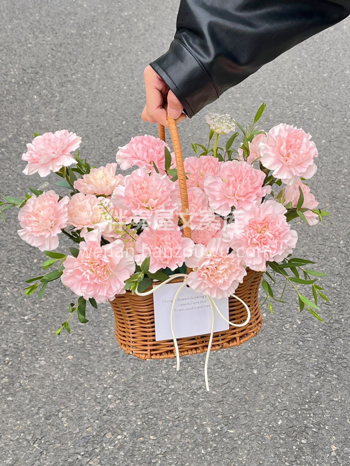 客订康乃馨手提花篮 满满的👀春天气息 康 配图2