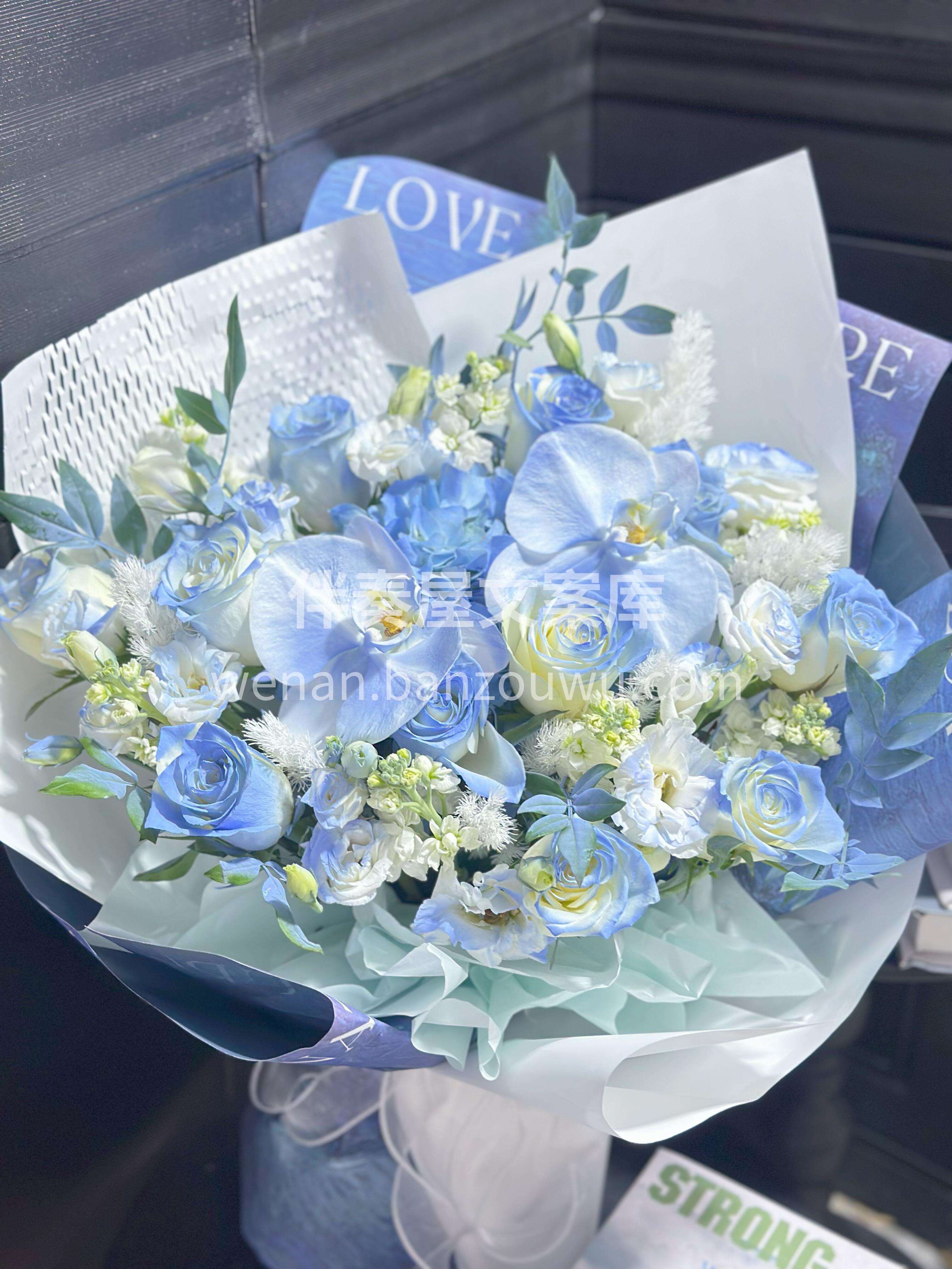 夏日里的碎冰蓝花束💐 我把好运藏在花里🌼 愿你能收获幸运和笑 配图1