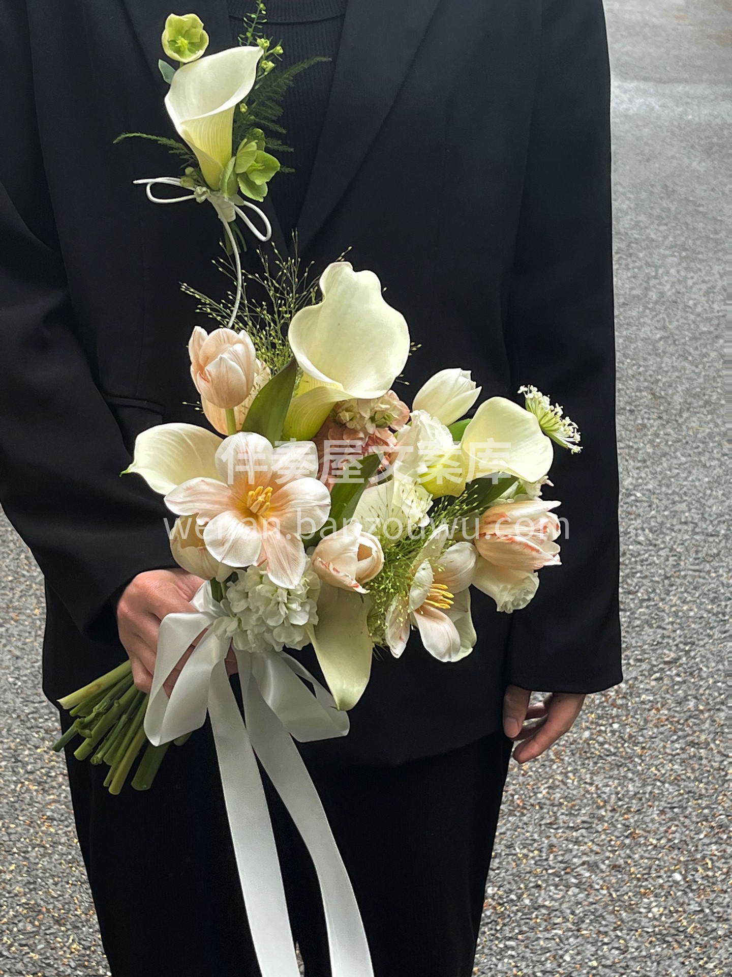 客订手捧胸花 胸花呼应了手捧花💐的形态以 配图2