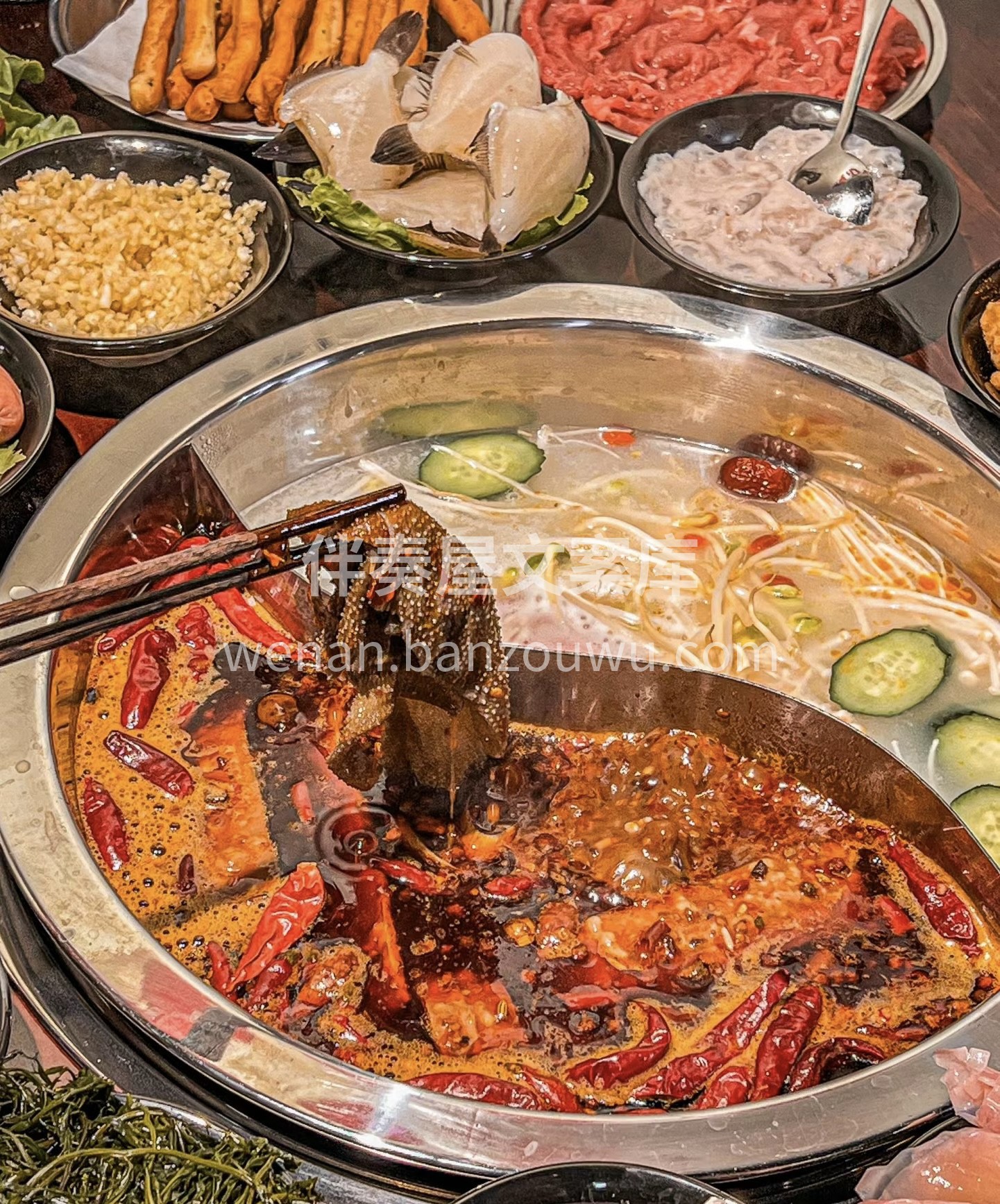 鲜香火锅，燃情时刻。优质食材，秘制配方。 配图1