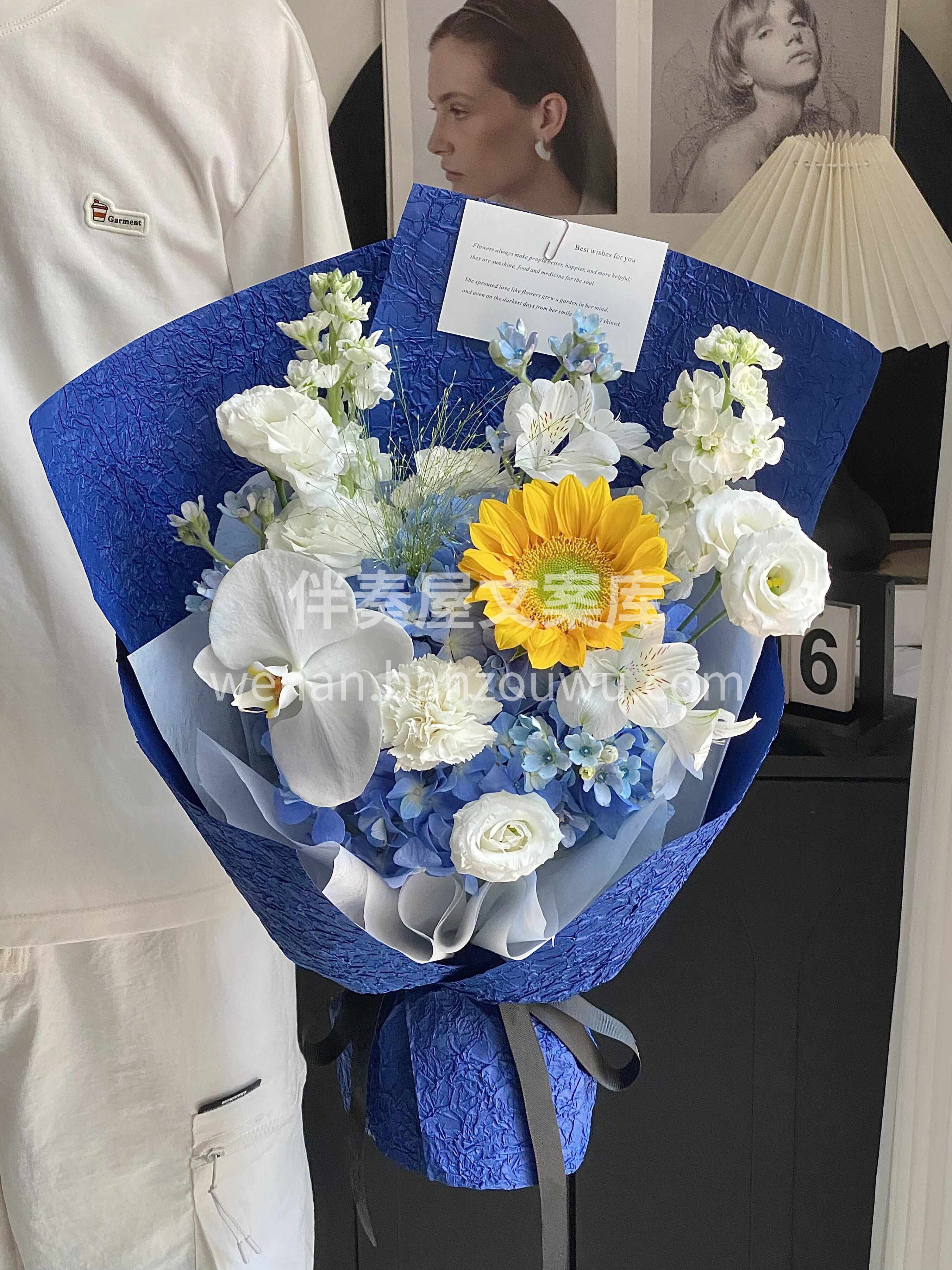 蓝色小花束💙 把星空的温柔藏进花里 那些藏在花瓣里的静谧与热 配图3