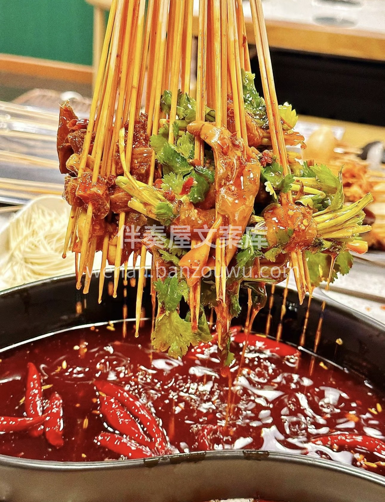 鲜香麻辣的串串火锅，各种食材任您挑选。在 配图1