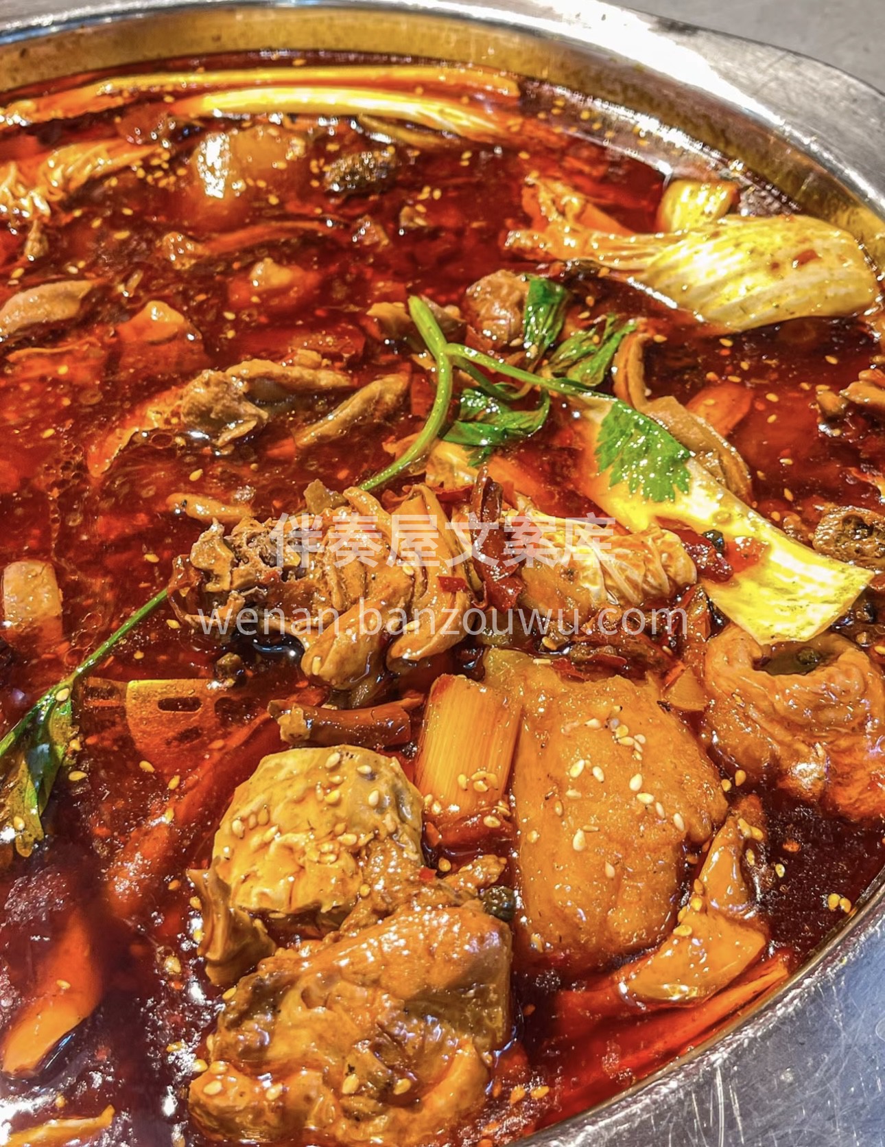 🐔鸡肉鲜嫩多汁，在香辣的锅底中翻滚🥘，每 配图2