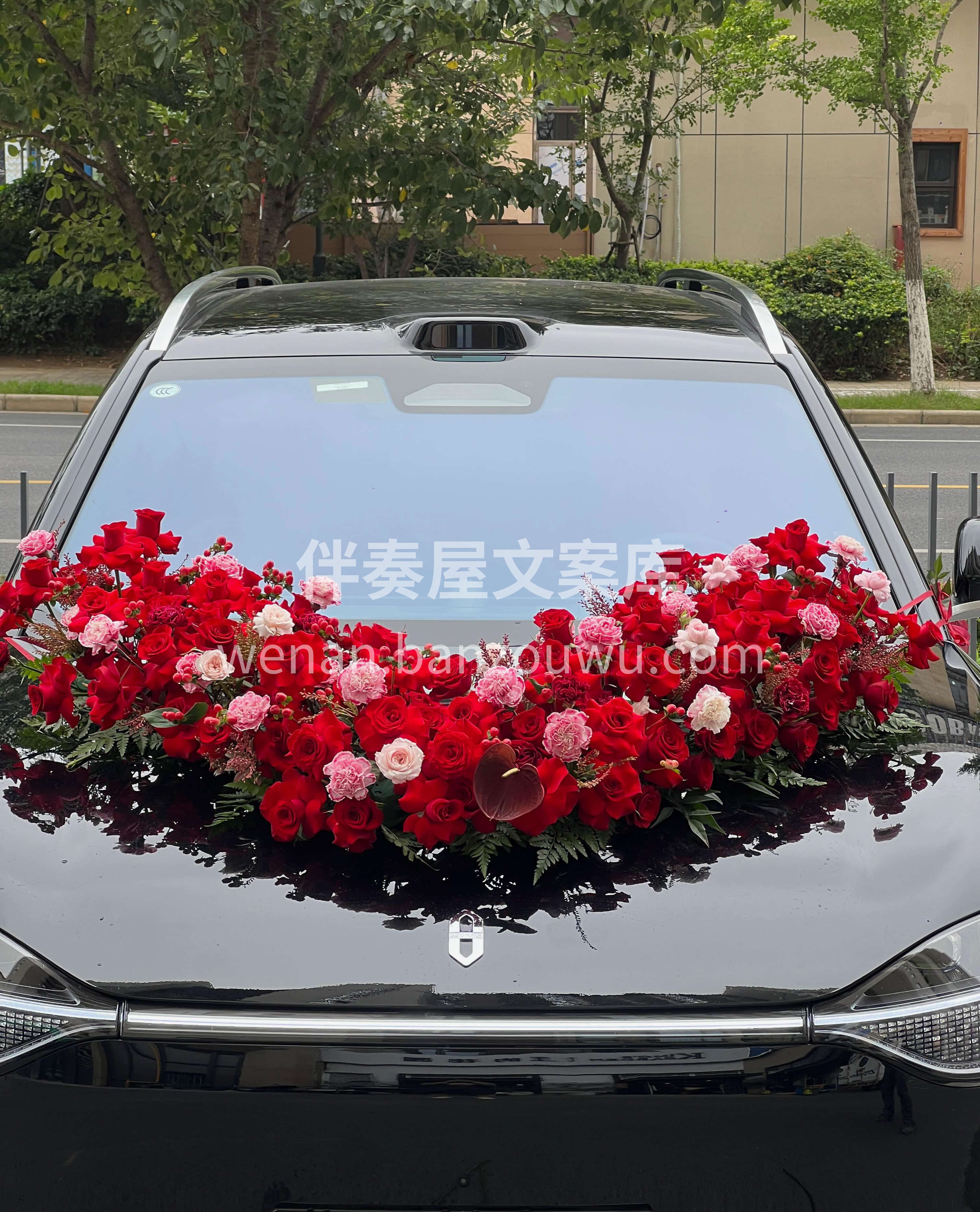 红玫瑰簇拥的婚车❤️ 是爱情最耀眼的模样✨ 见证每一刻心动💗 配图1