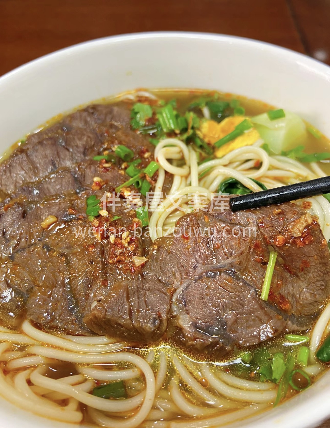 卤香四溢的牛肉面，大块牛肉软烂入味，卤汁 配图3