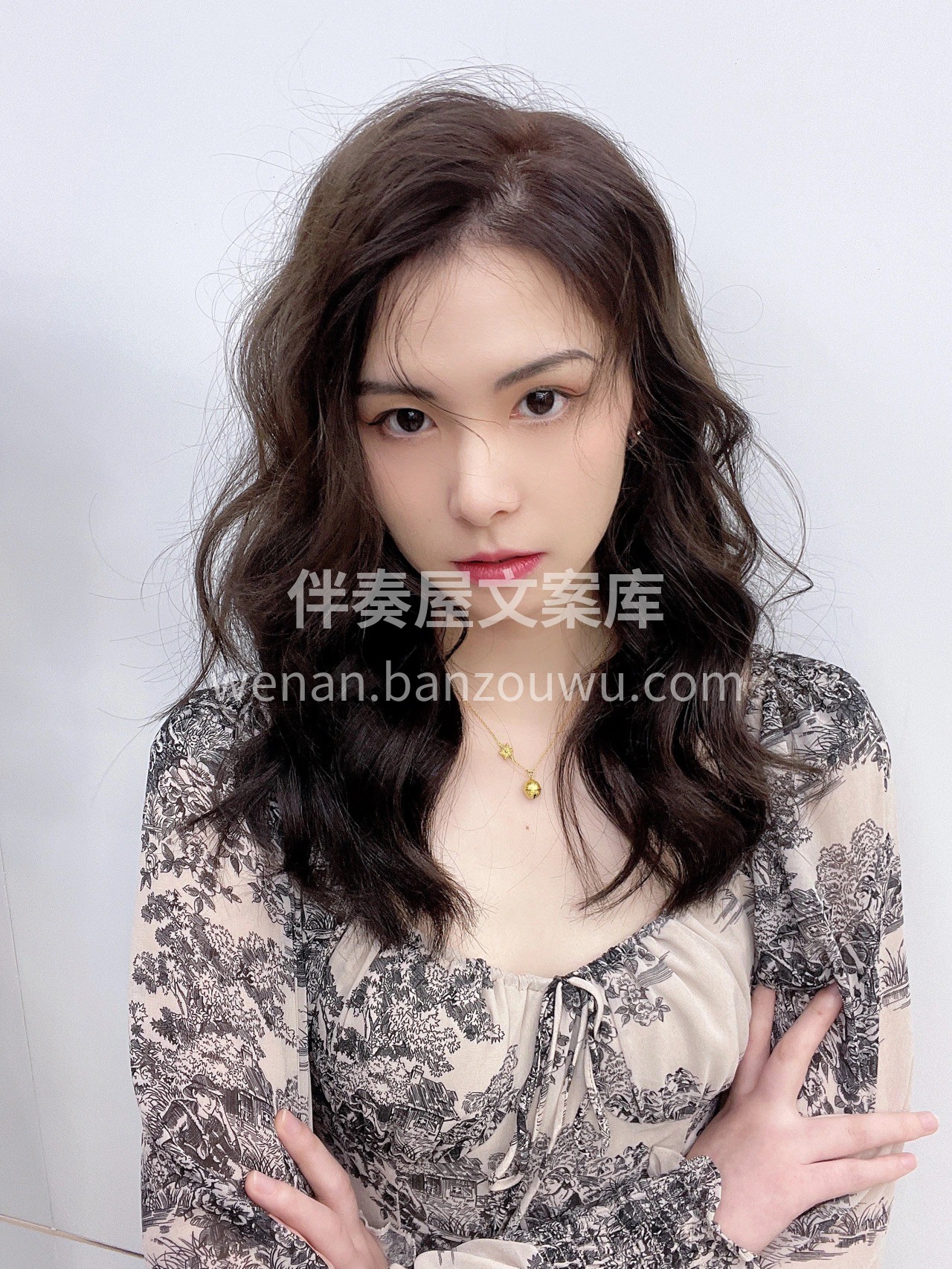 港风复古卷 时尚回流烫发 蓬松自然搭配深 配图1