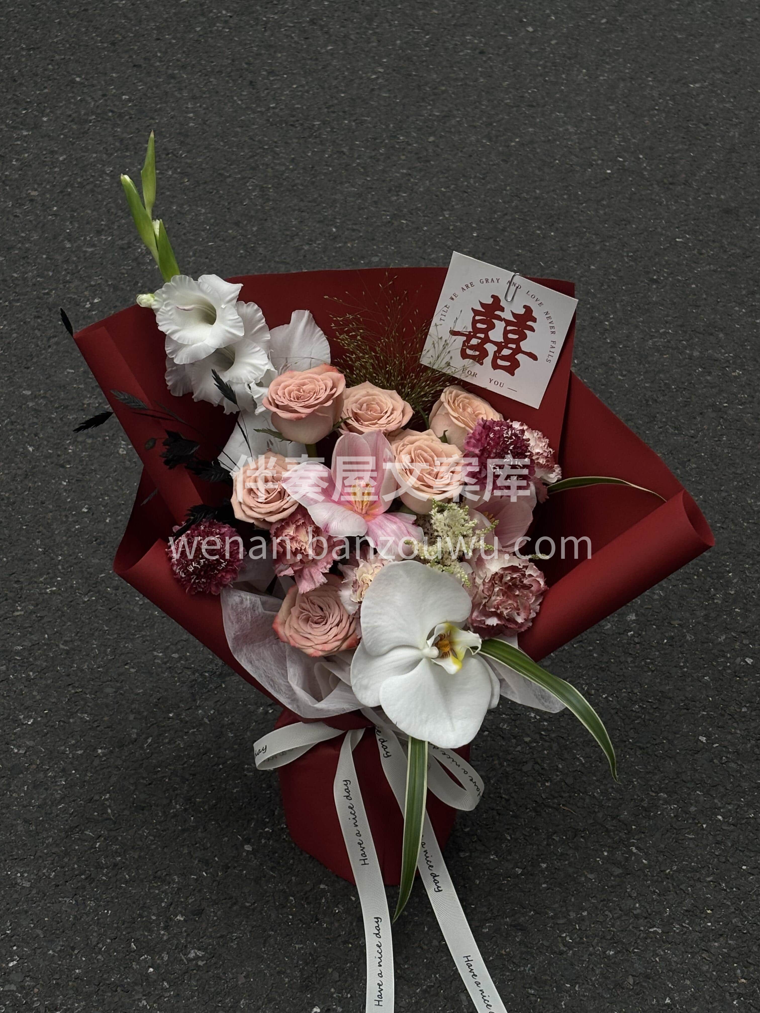 小巧精致订婚花束🌹 恰似我们的爱情 从心动到心安❤️ 从此携 配图3