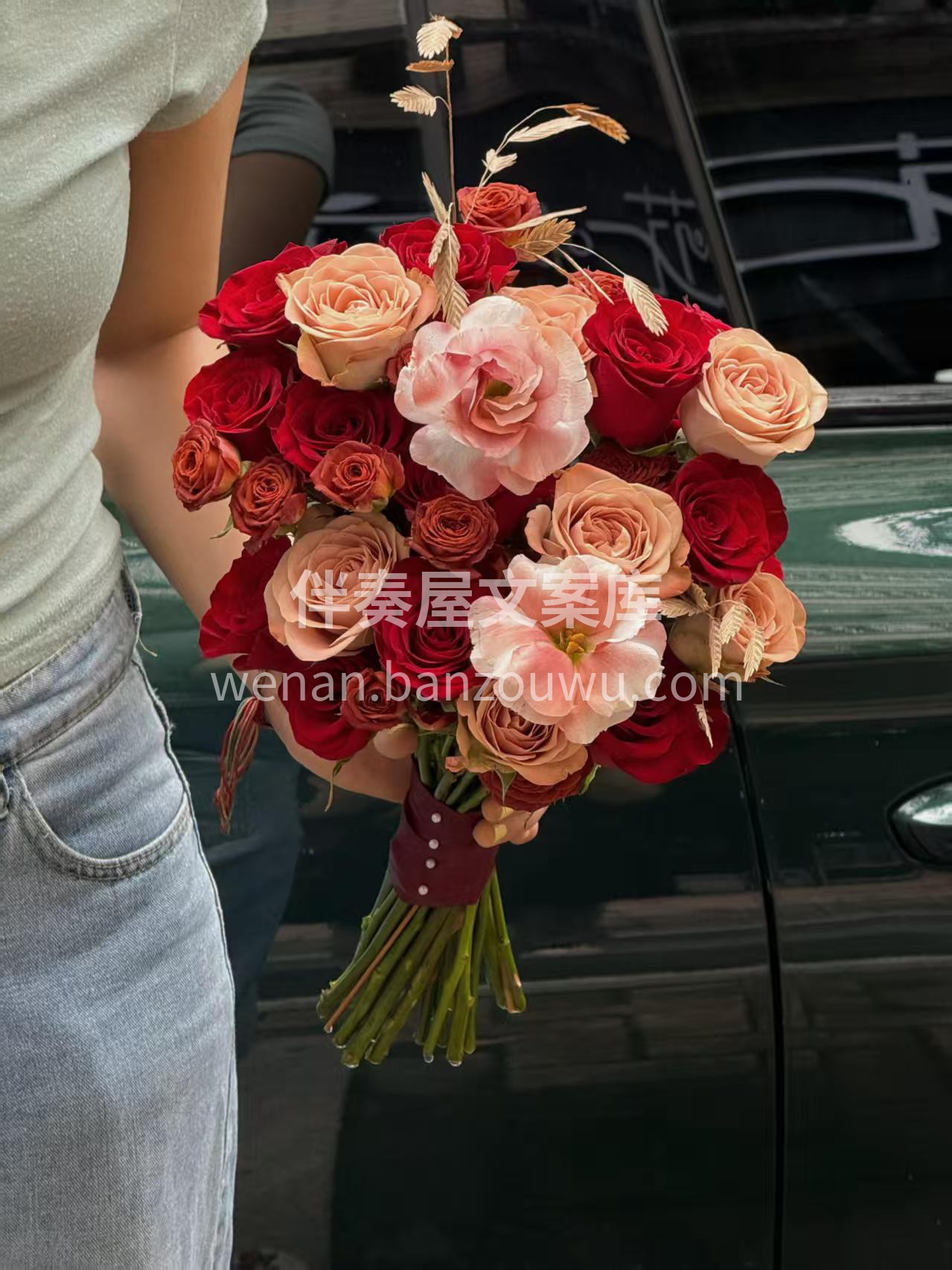 时光会老❤️爱意不变 这束红色手捧花🌹纪念我们走过的每一步🧡 配图1