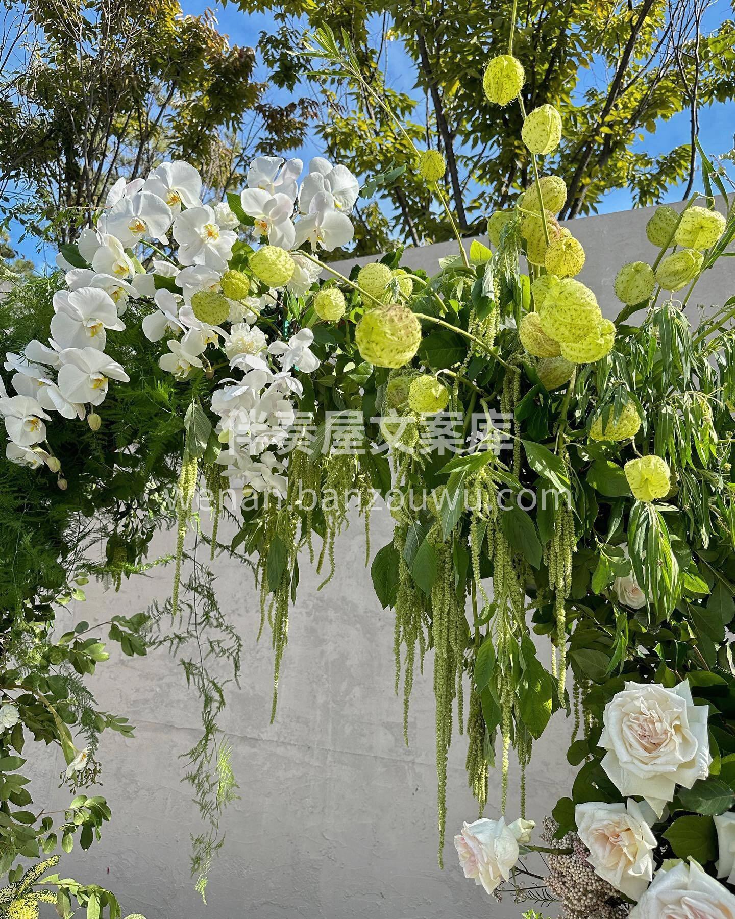 户外 草坪婚礼花艺布置 清新自然的白绿色 配图2