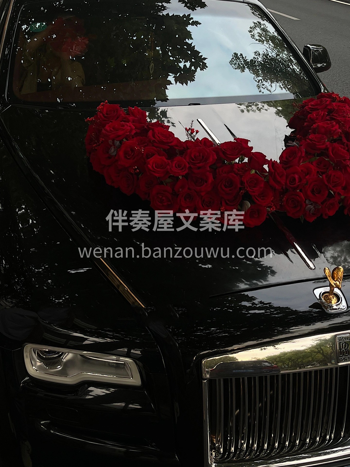 这款纯红色系的婚车🚓 简约又豪华🌹 在下 配图2
