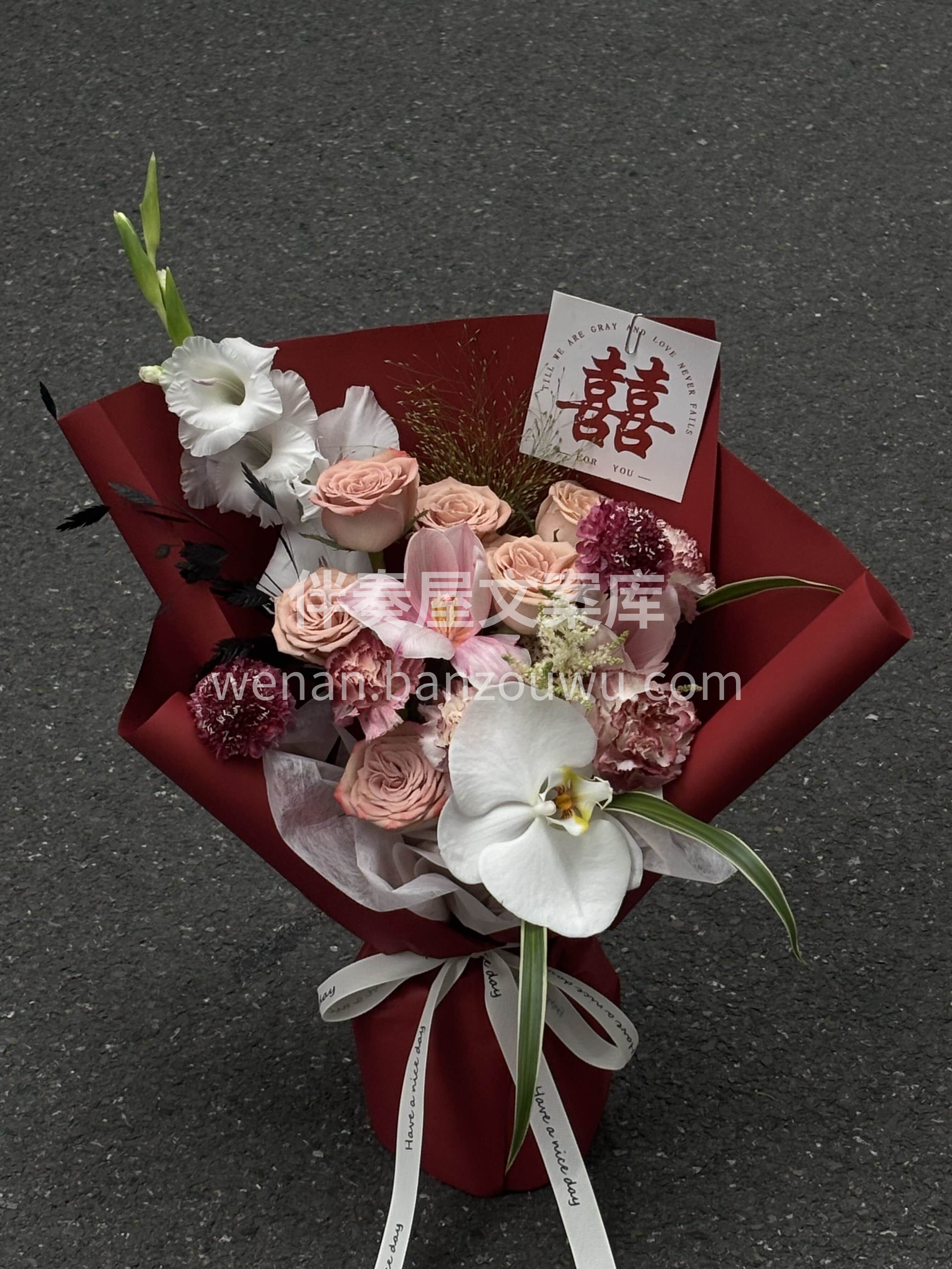 小巧精致订婚花束🌹 恰似我们的爱情 从心动到心安❤️ 从此携 配图2