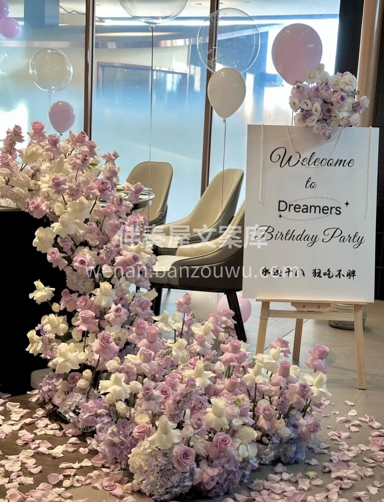 白紫花艺漫过餐桌🫧烛光摇曳间💜 月光般的白衬着紫雾的柔🌸连空 配图2