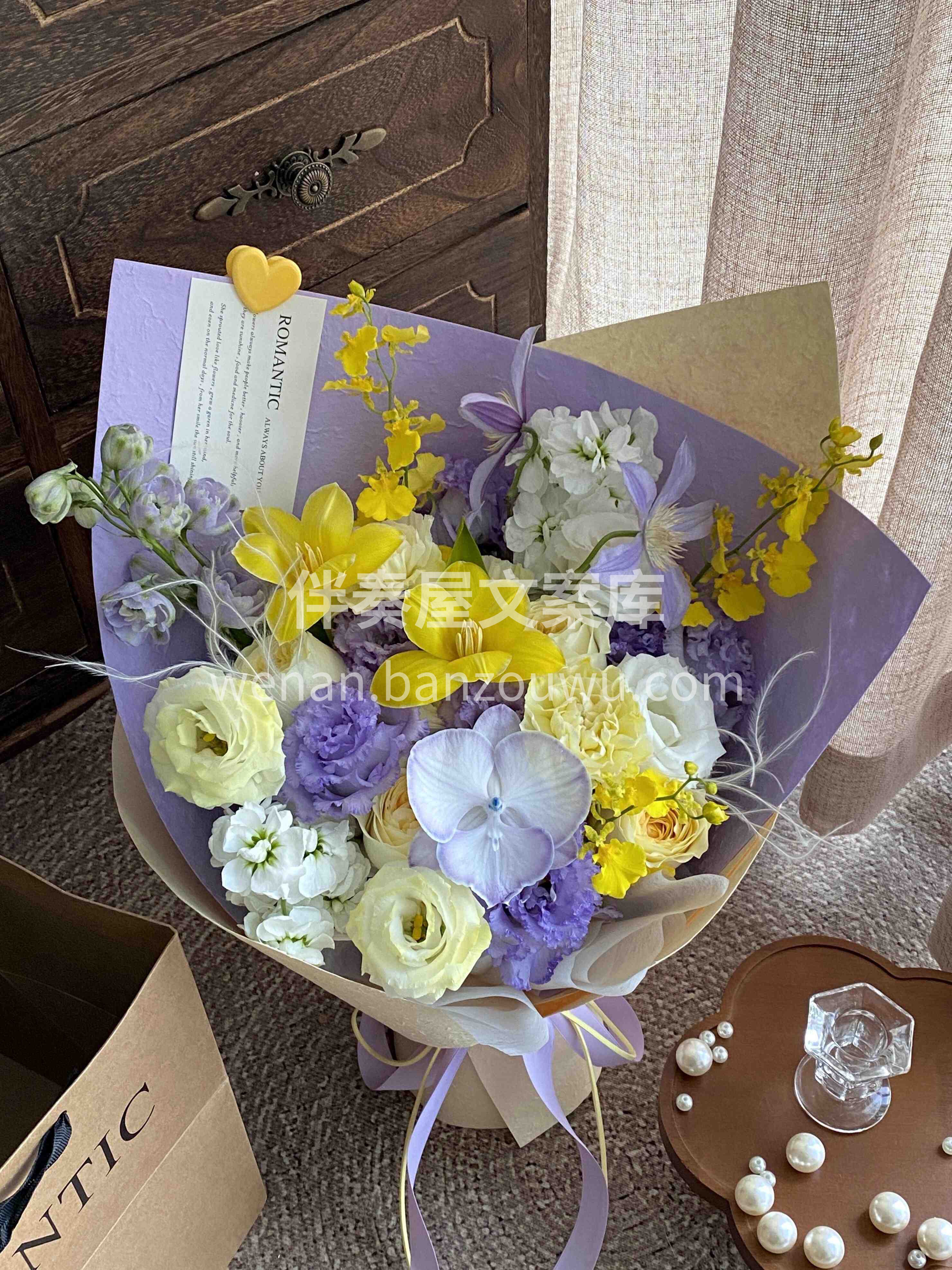 明黄撞碎沉闷💛浅紫晕开温柔💜 一束花的仪式感🎀刚好接住所有细 配图2