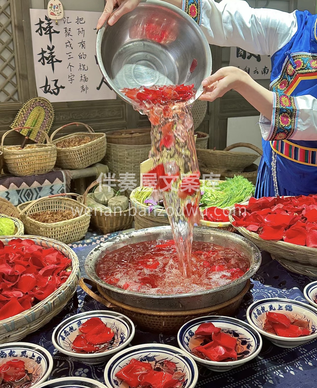 浪漫的玫瑰融入锅中，香气四溢。鲜嫩的食材 配图1