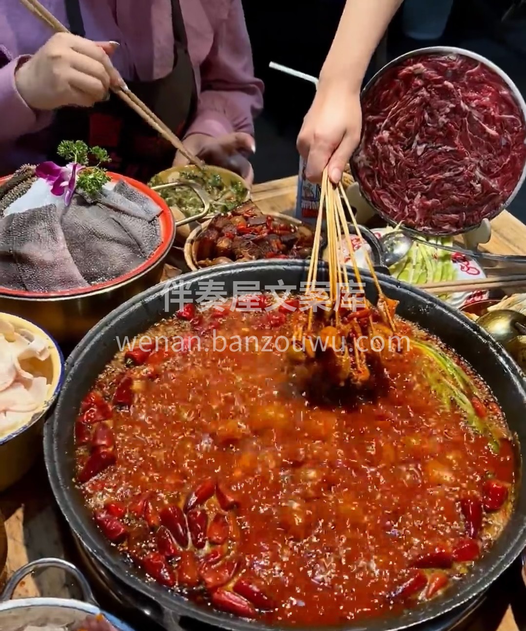 火锅盛宴，等您开席。鲜嫩肉类，时蔬水灵。 配图1