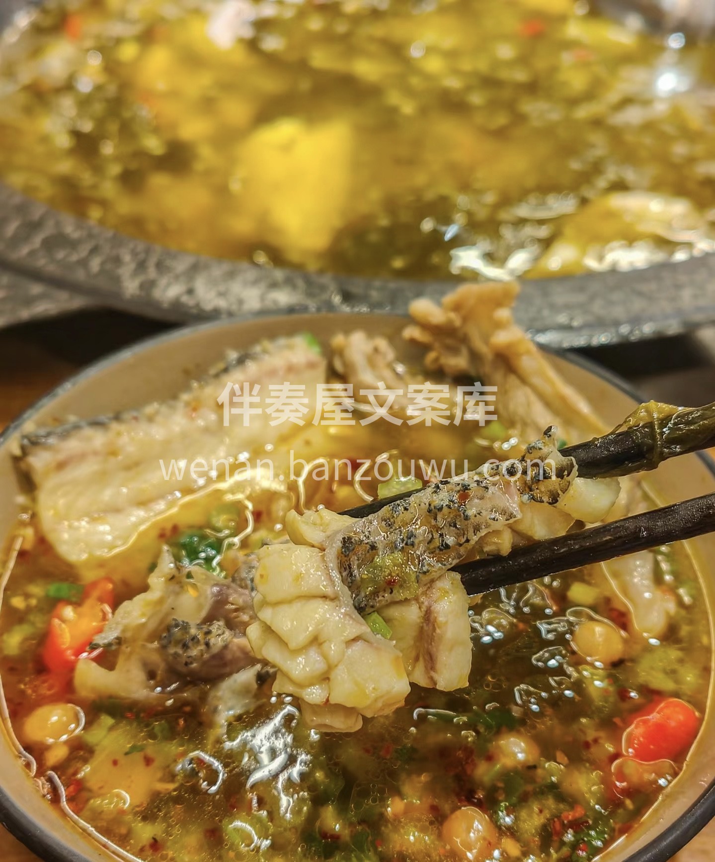 现炒的酸菜锅底就是带劲扑鼻的酸辣味，闻得 配图3