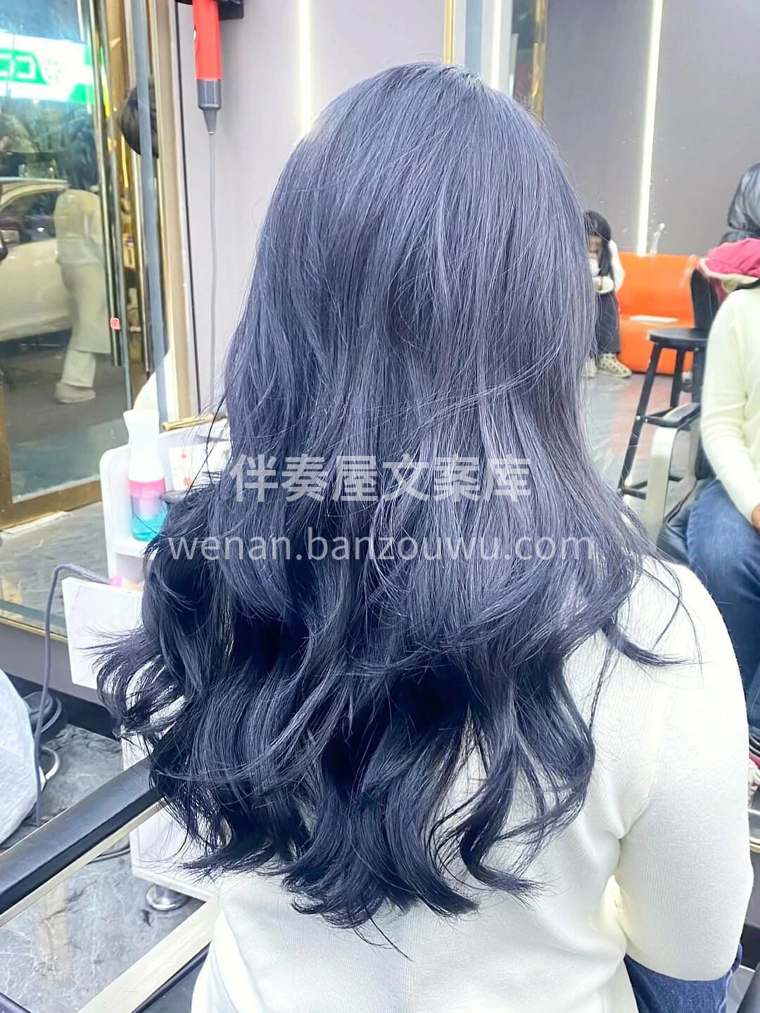 高级雾霾蓝 质感不错，主调蓝色 略带雾感