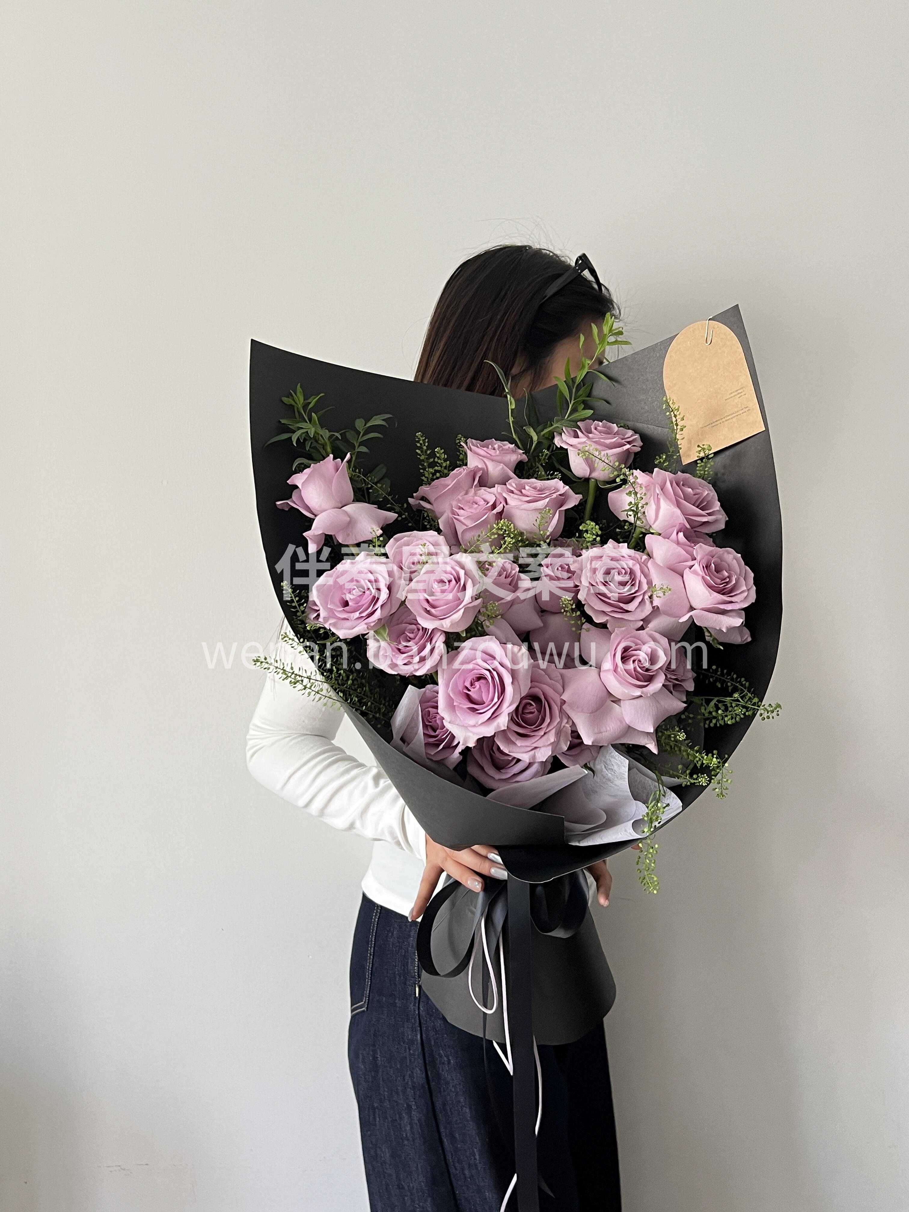 极简紫色系花束💐 原来高级从来不是堆砌 是花瓣肌理里的细腻褶 配图3