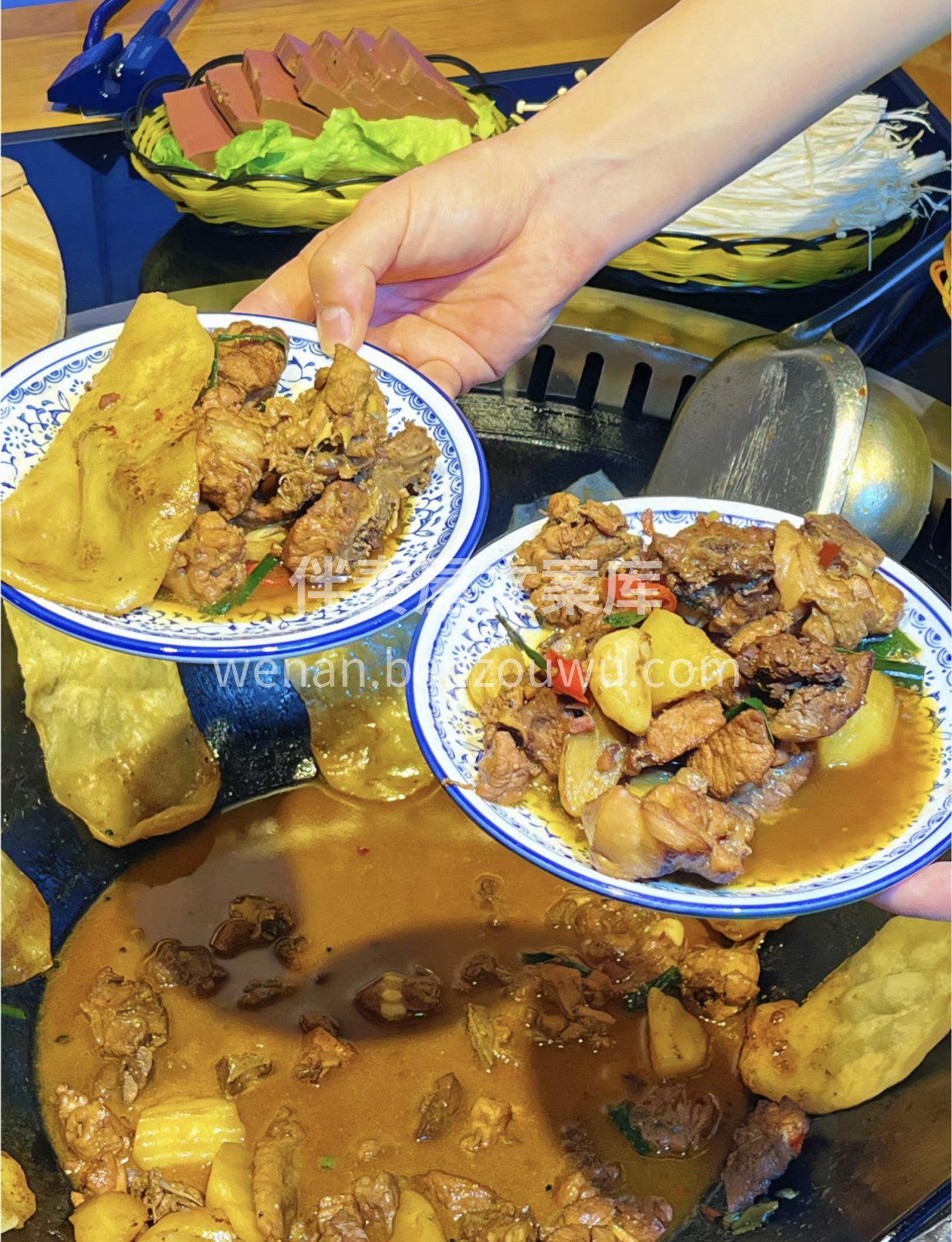 地锅鸡，那浓郁的香味让人垂涎欲滴。鸡肉鲜 配图2