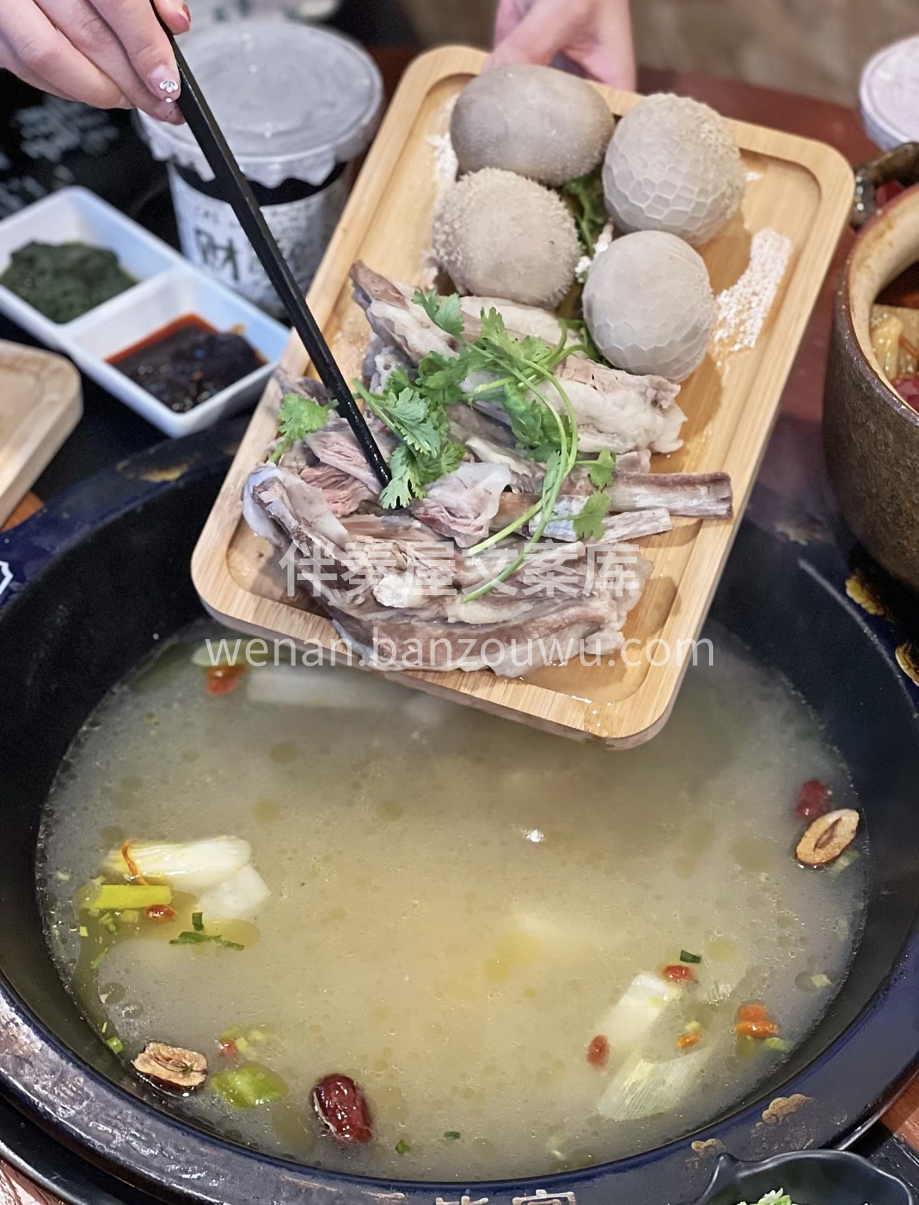 羊汤火锅，鲜香四溢。浓郁羊汤为底，食材在 配图1